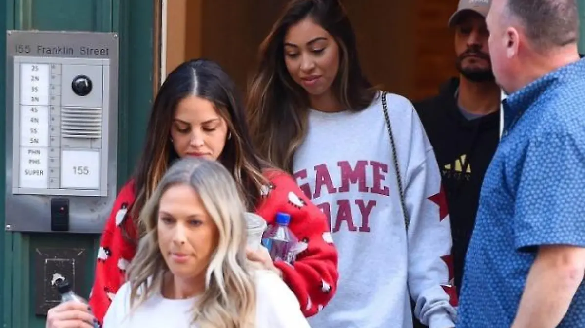 Die Chiefs-Spielerfrauen Paige Buechele, Lyndsay Bell and Miranda Hogue verlassen Taylor Swifts Apartment