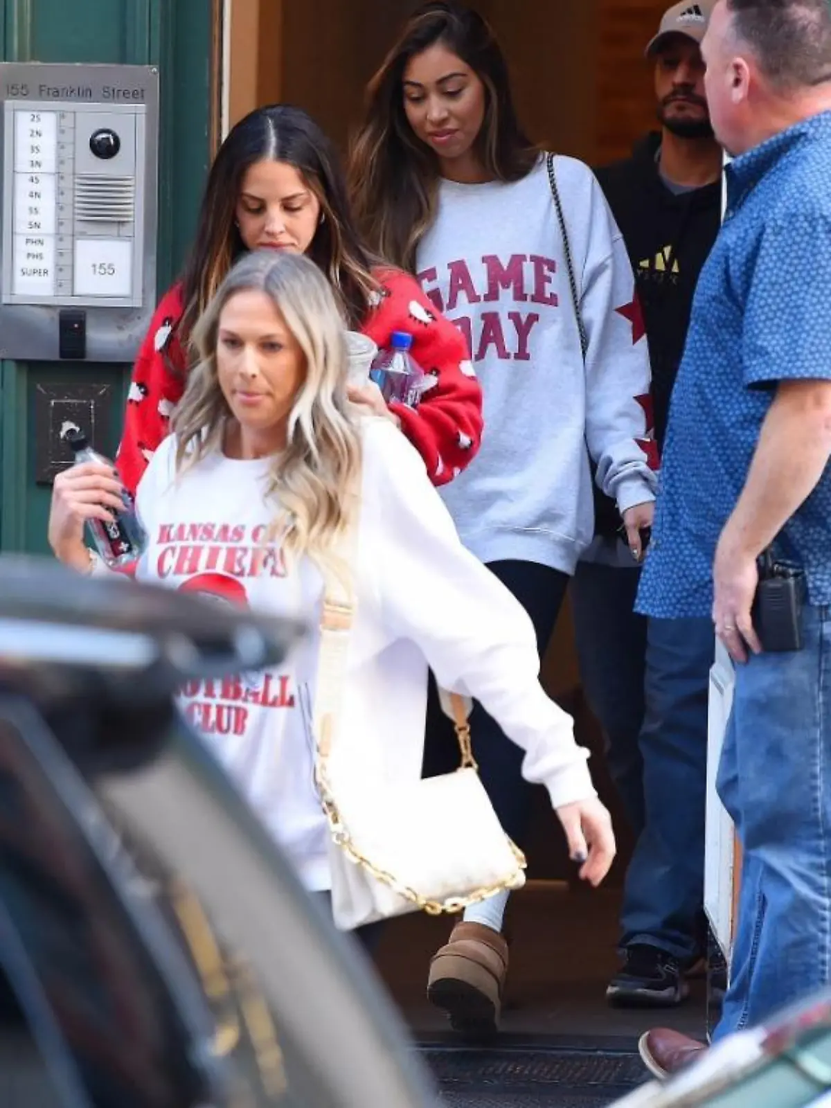 Die Chiefs-Spielerfrauen Paige Buechele, Lyndsay Bell and Miranda Hogue verlassen Taylor Swifts Apartment