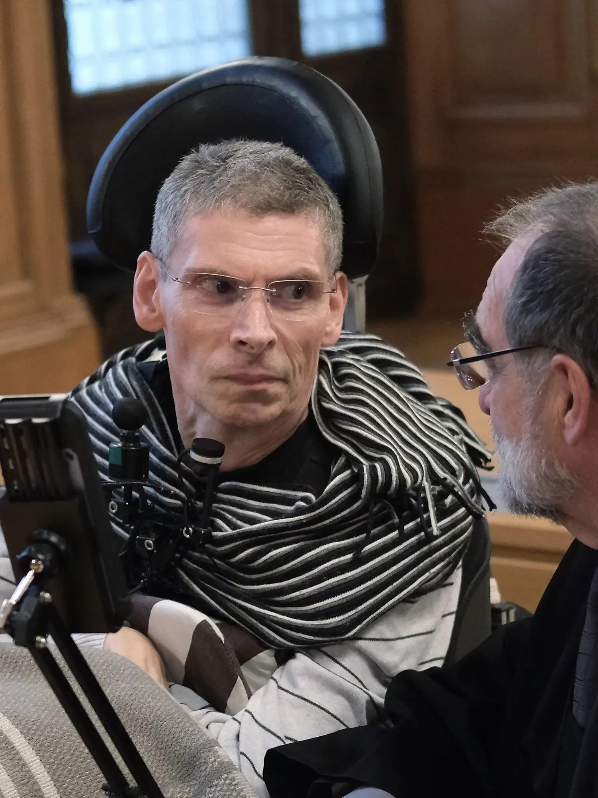 dpatopbilder - 26.10.2023, Sachsen, Leipzig: Harald Mayer (l), durch Multiple Sklerose komplett bewegungsunfähig, sitzt neben Robert Roßbauch, Rechtsanwalt, in einem Saal des Bundesverwaltungsgerichtes (BVerwG). Mayer wünscht sich Sterbehilfe.  Das Bundesverwaltungsgericht verhandelt über den Zugang zu einer tödlichen Dosis Betäubungsmittel für Sterbewillige. Foto: Sebastian Willnow/dpa +++ dpa-Bildfunk +++