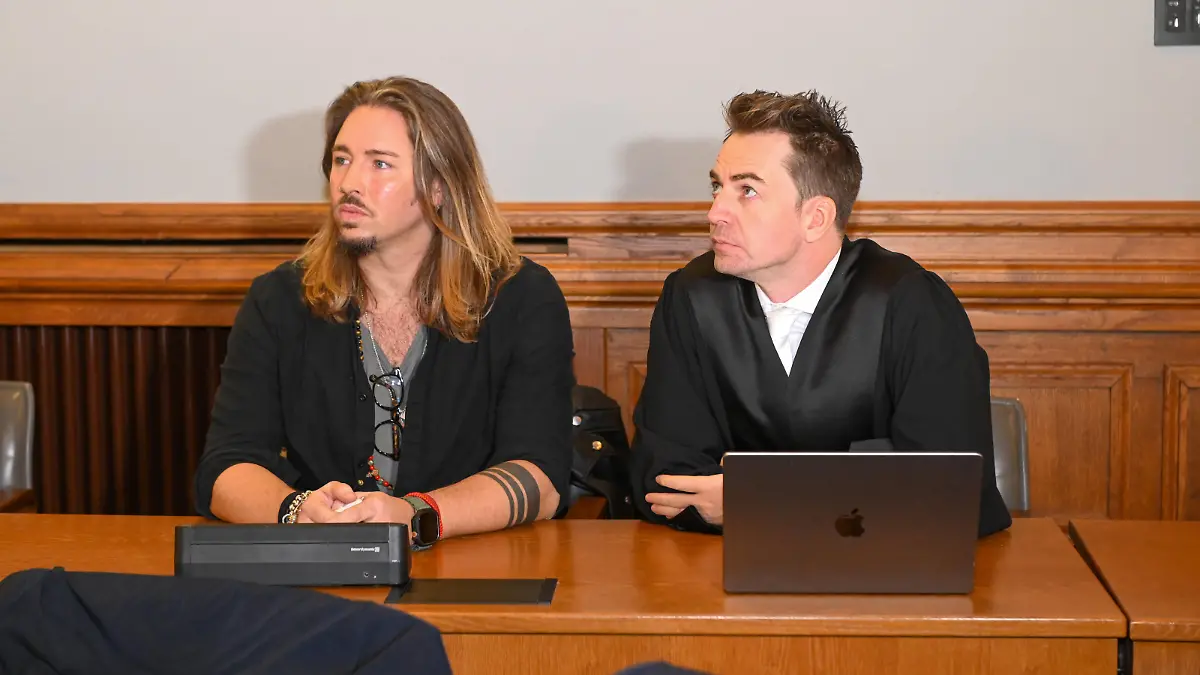 Prozessauftakt gegen Gil Ofarim 07.11.2023 gegen 9 Uhr Leipzig, Landgericht Leipzig Prozessauftakt gegen Musiker Gil Ofarim am Landgericht Leipzig wegen Verleumdung u.a. Im Bild: Angeklagter Musiker Gil Ofarim mit Rechtsanwalt Dr. Alexander Stevens im Sitzungssaal des Landgericht Leipzig Leipzig Sachsen Deutschland *** Start of trial against Gil Ofarim 07 11 2023 around 9 a.m. Leipzig, Leipzig Regional Court Start of trial against musician Gil Ofarim at Leipzig Regional Court for defamation and other In the picture Defendant musician Gil Ofarim with lawyer Dr Alexander Stevens in the courtroom of the Leipzig Regional Court Leipzig Saxony Germany Copyright: xEHLxMedia/Erik-HolmxLanghofx 231107_prozess-gil-ofarim-leipzig_3