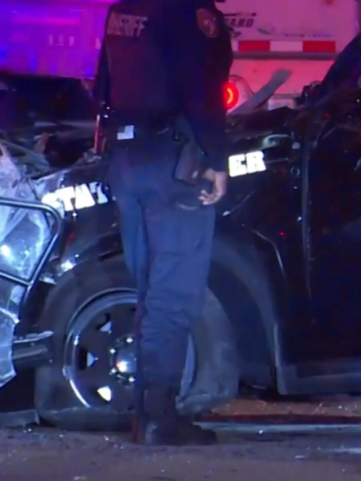 In Texas kommt es am Halloween-Abend zu einem furchtbaren Unfall. Beim Überqueren einer Kreuzung rast ein Polizeiwagen ungebremst in einen Lastwagen.