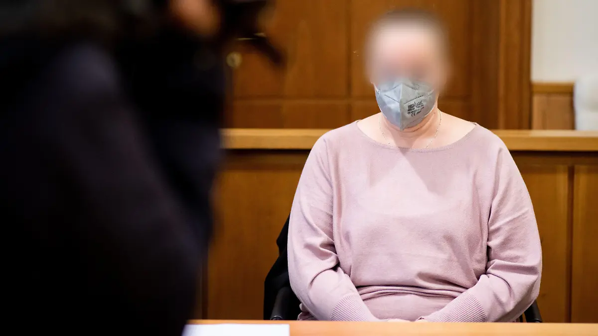 02.11.2022, Niedersachsen, Oldenburg: Die Angeklagte sitzt vor Prozessbeginn in einem Saal im Landgericht. Der angeklagten Frau wird Körperverletzung in 15 Fällen vorgeworfen. Laut Anklage soll die damalige Krankenschwester im April 2021 insgesamt 15 Spritzen entweder ausschließlich mit Kochsalzlösung aufgezogen oder den Impfstoff stark mit der Lösung verdünnt haben. Foto: Hauke-Christian Dittrich/dpa - ACHTUNG: Angeklagte wurde aus persönlichkeitsrechtlichen Gründen auf Anordnung des Gerichts gepixelt +++ dpa-Bildfunk +++