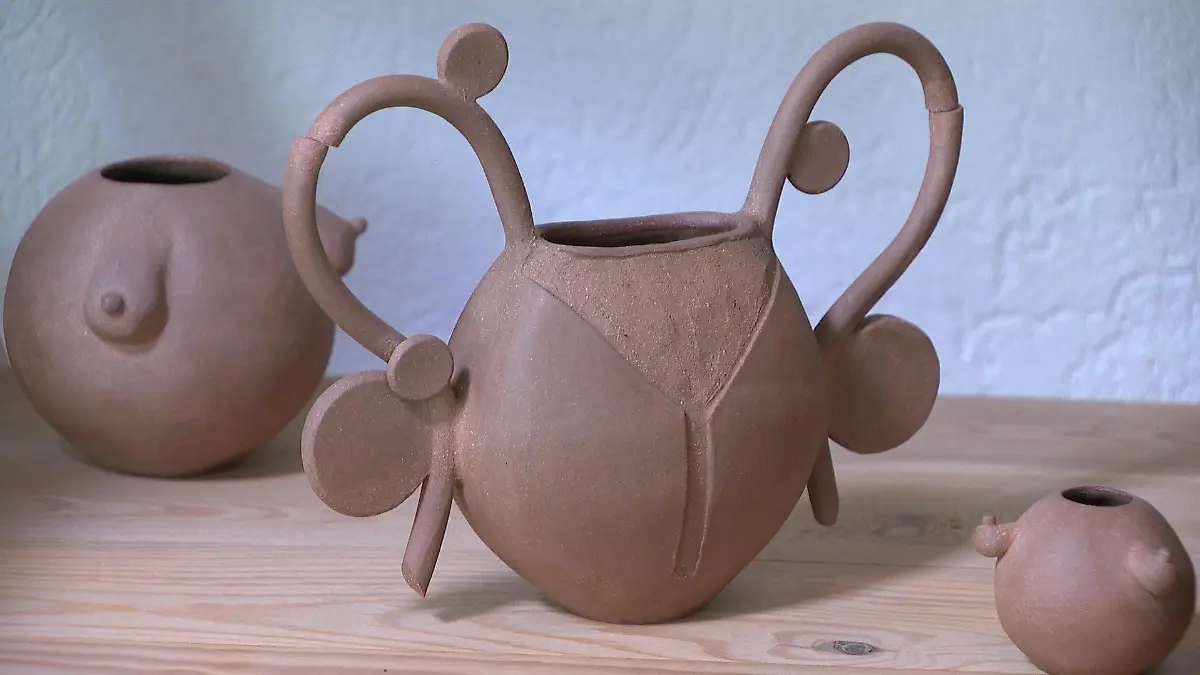 Zentral in der Keramik-Sammlung sind die Uterus-Vasen.