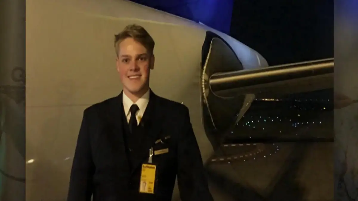 Flugbegleiter Alex Böhmer vor einer Boeing 747.