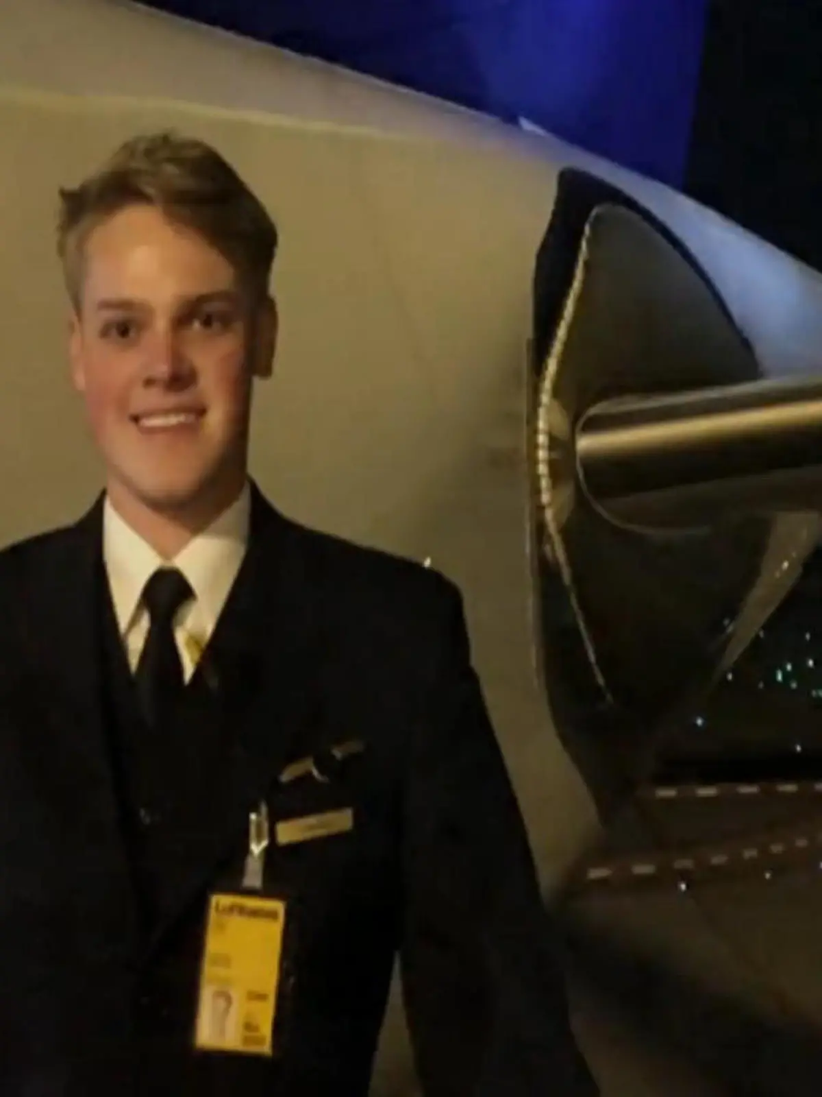 Flugbegleiter Alex Böhmer vor einer Boeing 747.