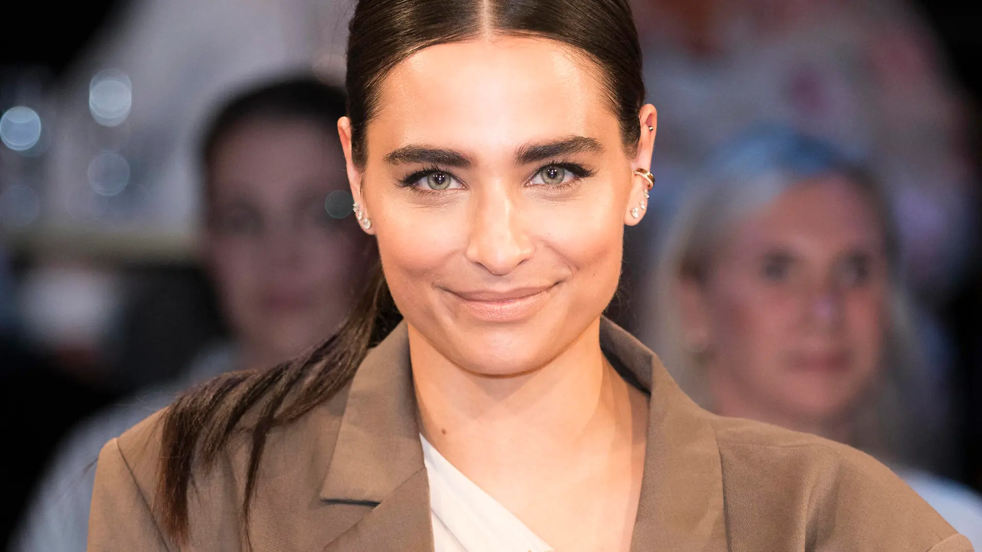 Amira Pocher im Bild: Amira Pocher Die vergangenen Freitage verbrachte Amira Pocher immer auf dem Tanzparkett und verzauberte mit ihrer Darbietung das Publikum. Jetzt stattet die Halbfinalistin von Lets Dance dem 3nach9-Talkparkett ihren allerersten Besuch ab. Die zweifache Mutter kam schon früh mit dem Tanz in Berührung ihre Mutter betrieb in Österreich ein Studio für Orientalischen Tanz. Zu ihrem ägyptischen Vater nahm sie erst im Erwachsenenalter wieder Kontakt auf auch Dank der Hilfe ihres Mannes Oliver Pocher. Wie die gelernte Visagistin den Comedian kennenlernte, wie ihre gemeinsame Podcast-Arbeit abläuft und in welche überraschende Richtung sie ihre berufliche Karriere nun lenkt, berichtet Amira Pocher erstmal