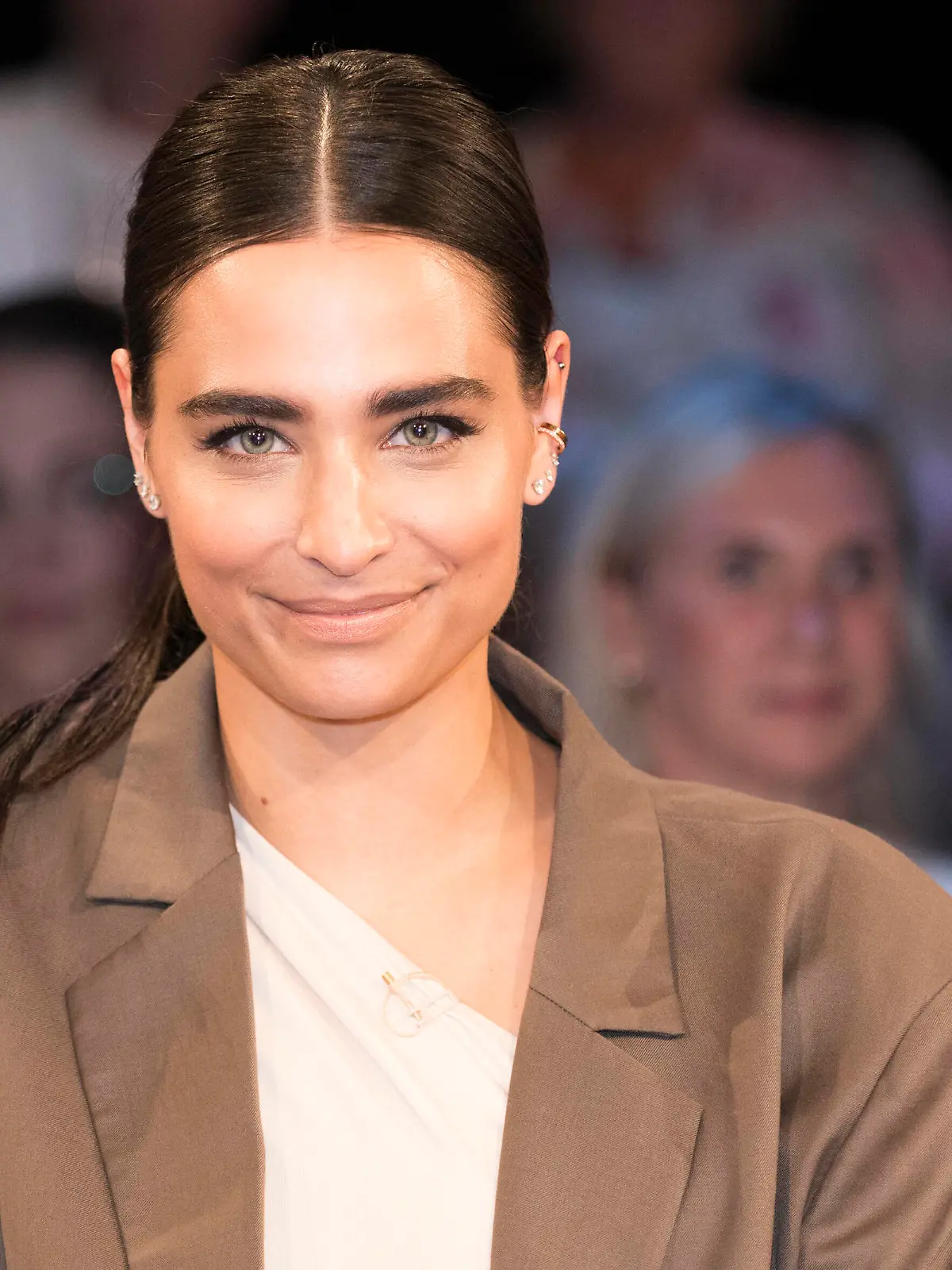 Amira Pocher im Bild: Amira Pocher Die vergangenen Freitage verbrachte Amira Pocher immer auf dem Tanzparkett und verzauberte mit ihrer Darbietung das Publikum. Jetzt stattet die Halbfinalistin von Lets Dance dem 3nach9-Talkparkett ihren allerersten Besuch ab. Die zweifache Mutter kam schon früh mit dem Tanz in Berührung ihre Mutter betrieb in Österreich ein Studio für Orientalischen Tanz. Zu ihrem ägyptischen Vater nahm sie erst im Erwachsenenalter wieder Kontakt auf auch Dank der Hilfe ihres Mannes Oliver Pocher. Wie die gelernte Visagistin den Comedian kennenlernte, wie ihre gemeinsame Podcast-Arbeit abläuft und in welche überraschende Richtung sie ihre berufliche Karriere nun lenkt, berichtet Amira Pocher erstmal 