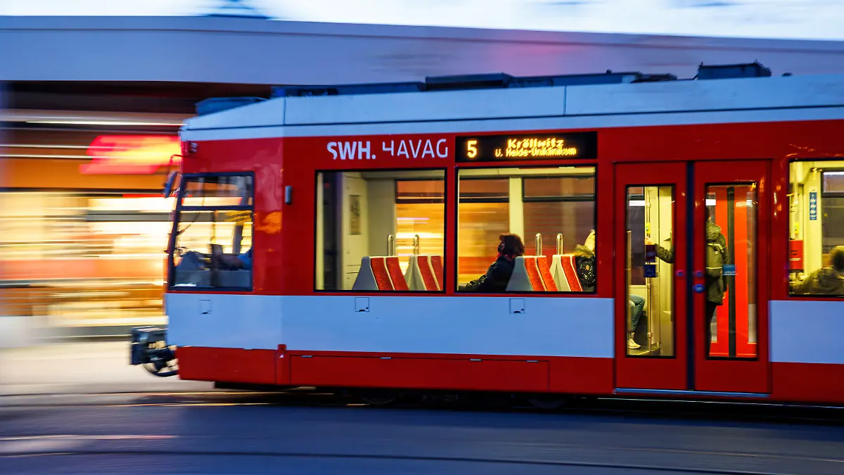 ARCHIV - 27.04.2022, Sachsen-Anhalt, Halle/Saale: Fahrgäste sitzen im morgendlichen Berufsverkehr in einer Straßenbahn in Halle. (zu dpa «Grüne fordern Masterplan für Nahverkehr in Sachsen-Anhalt») Foto: Jens Schlüter/dpa +++ dpa-Bildfunk +++