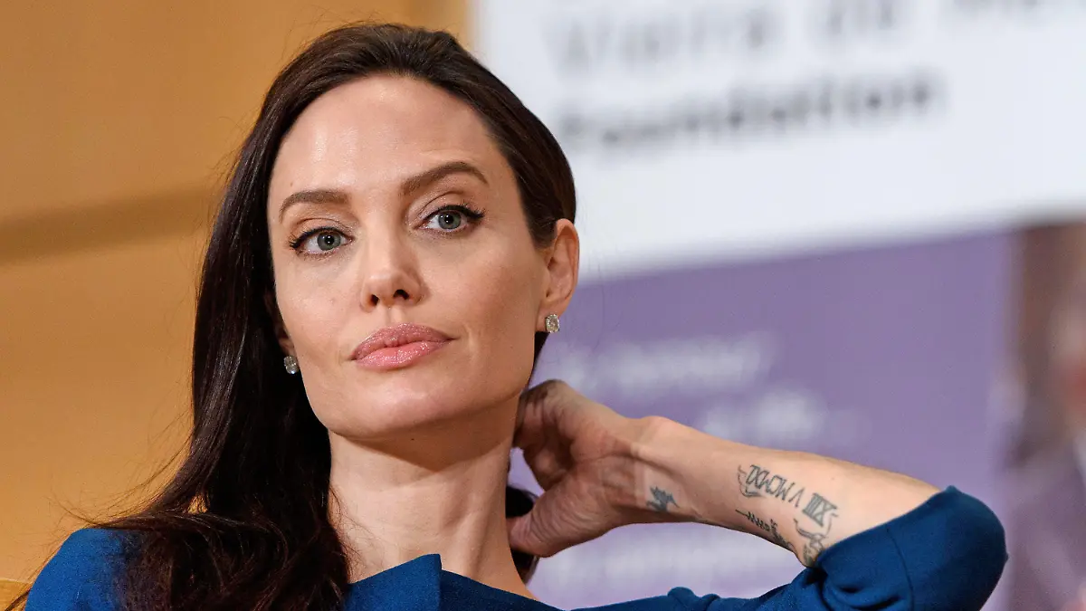 ARCHIV - 15.03.2017, Schweiz, Genf: Angelina Jolie, US-Schauspielerin und Botschafterin des UN-Flüchtlingshilfswerks UNHCR, im Hauptsitz der Vereinten Nationen. Jolie hat im Interview mit der US-Zeitschrift Vogue Pläne ihr Mode-Projekt «Atelier Jolie» vorgestellt. (zu dpa: "Angelina Jolie spricht über ihr Mode-Projekt «Atelier Jolie»" ) Foto: Martial Trezzini/Keystone/dpa +++ dpa-Bildfunk +++