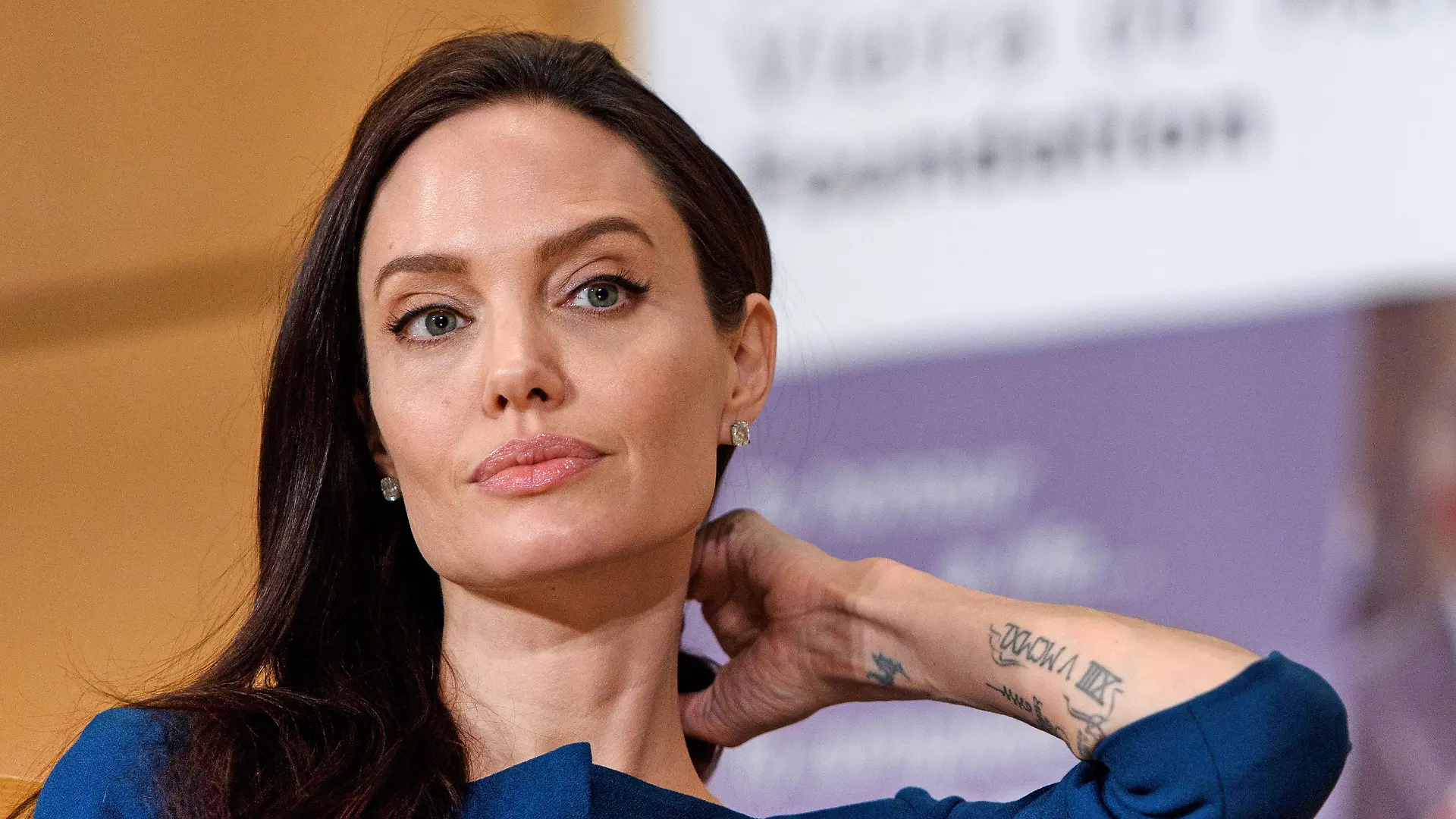 ARCHIV - 15.03.2017, Schweiz, Genf: Angelina Jolie, US-Schauspielerin und Botschafterin des UN-Flüchtlingshilfswerks UNHCR, im Hauptsitz der Vereinten Nationen. Jolie hat im Interview mit der US-Zeitschrift Vogue Pläne ihr Mode-Projekt «Atelier Jolie» vorgestellt. (zu dpa: "Angelina Jolie spricht über ihr Mode-Projekt «Atelier Jolie»" ) Foto: Martial Trezzini/Keystone/dpa +++ dpa-Bildfunk +++