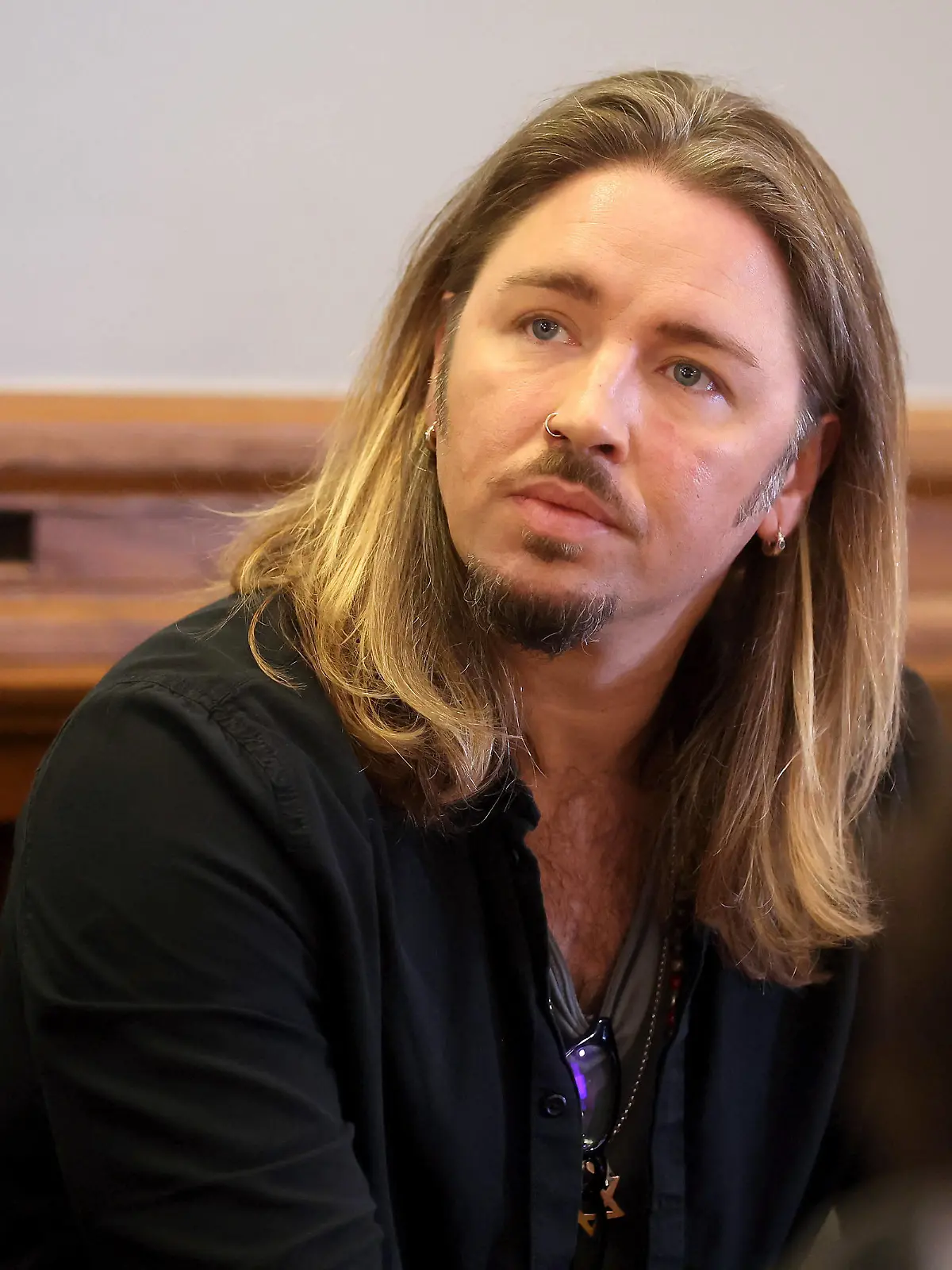 Prozessauftakt gegen Gil Ofarim in Leipzig. Der Sänger Gil Ofarim zum Prozessauftakt am 07.11.2023 im Landgericht in Leipzig. Am 07.11.2023 beginnt am Landgericht in Leipzig der auf 10 Verhandlungstage angesetzte Prozess wegen Verleumdung und Betrug gegen den Sänger Gil Ofarim. Dieser will wegen seiner Davidsternkette im Hotel diskriminiert worden zu sein. 20231107SBK0013 *** Start of the trial against Gil Ofarim in Leipzig The singer Gil Ofarim at the start of the trial on 07 11 2023 at the regional court in Leipzig On 07 11 2023, the trial for defamation and fraud against the singer Gil Ofarim, scheduled for 10 days of hearings, begins at the regional court in Leipzig He claims to have been discriminated against in the hotel becaus