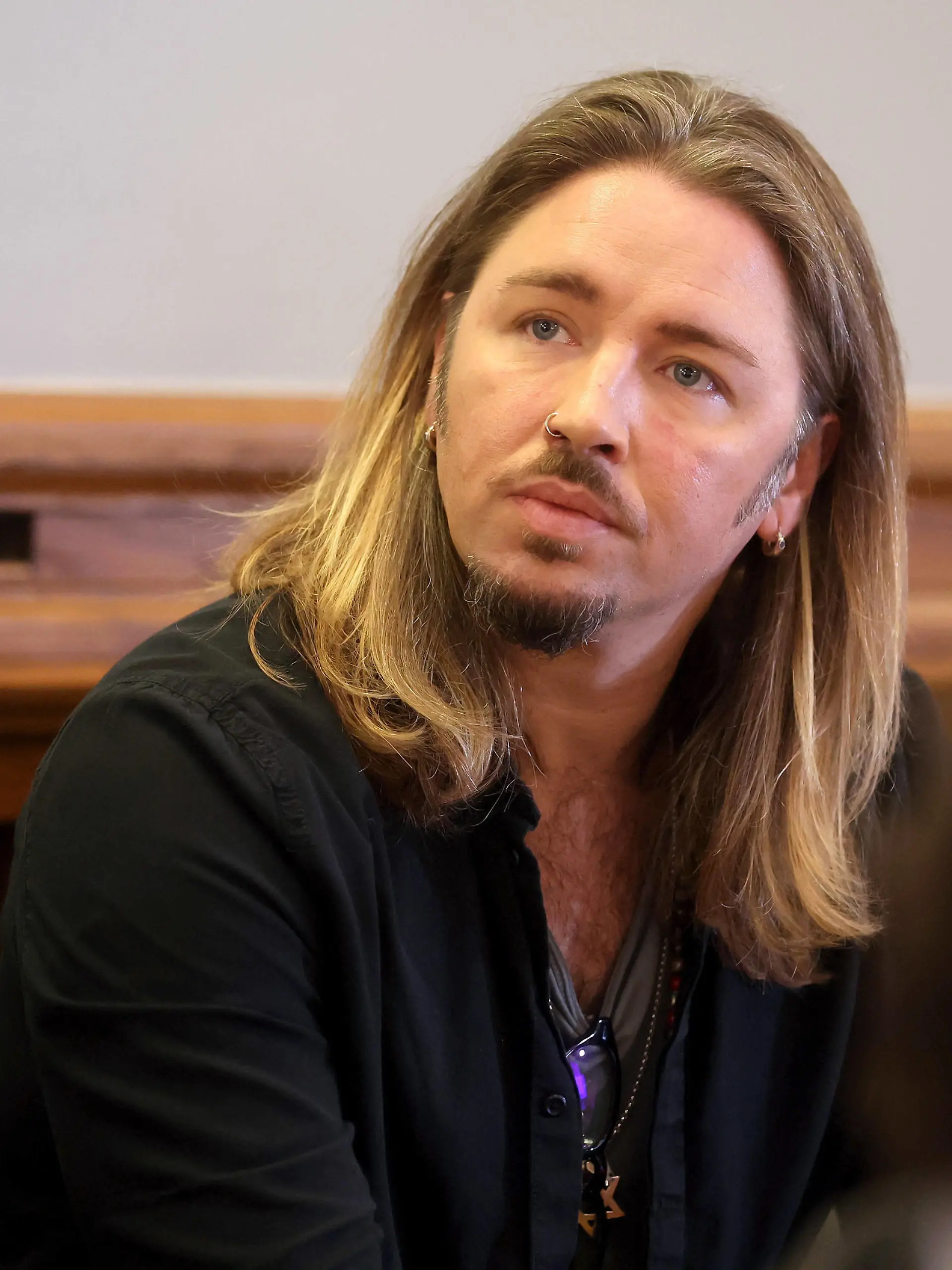 Prozessauftakt gegen Gil Ofarim in Leipzig. Der Sänger Gil Ofarim zum Prozessauftakt am 07.11.2023 im Landgericht in Leipzig. Am 07.11.2023 beginnt am Landgericht in Leipzig der auf 10 Verhandlungstage angesetzte Prozess wegen Verleumdung und Betrug gegen den Sänger Gil Ofarim. Dieser will wegen seiner Davidsternkette im Hotel diskriminiert worden zu sein. 20231107SBK0013 *** Start of the trial against Gil Ofarim in Leipzig The singer Gil Ofarim at the start of the trial on 07 11 2023 at the regional court in Leipzig On 07 11 2023, the trial for defamation and fraud against the singer Gil Ofarim, scheduled for 10 days of hearings, begins at the regional court in Leipzig He claims to have been discriminated against in the hotel becaus