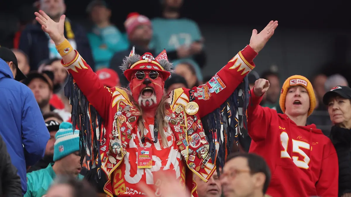 Sport Bilder des Tages Begeisterter Kansas City Chiefs Fan, Kansas City Chiefs - Miami Dolphins , NFL, American Football Herren, USA German Games 2023 Frankfurt, American Football, 05.11.2023, - *** Enthusiastic Kansas City Chiefs fan, Kansas City Chiefs Miami Dolphins , NFL German Games 2023 Frankfurt, American Football, 05 11 2023,