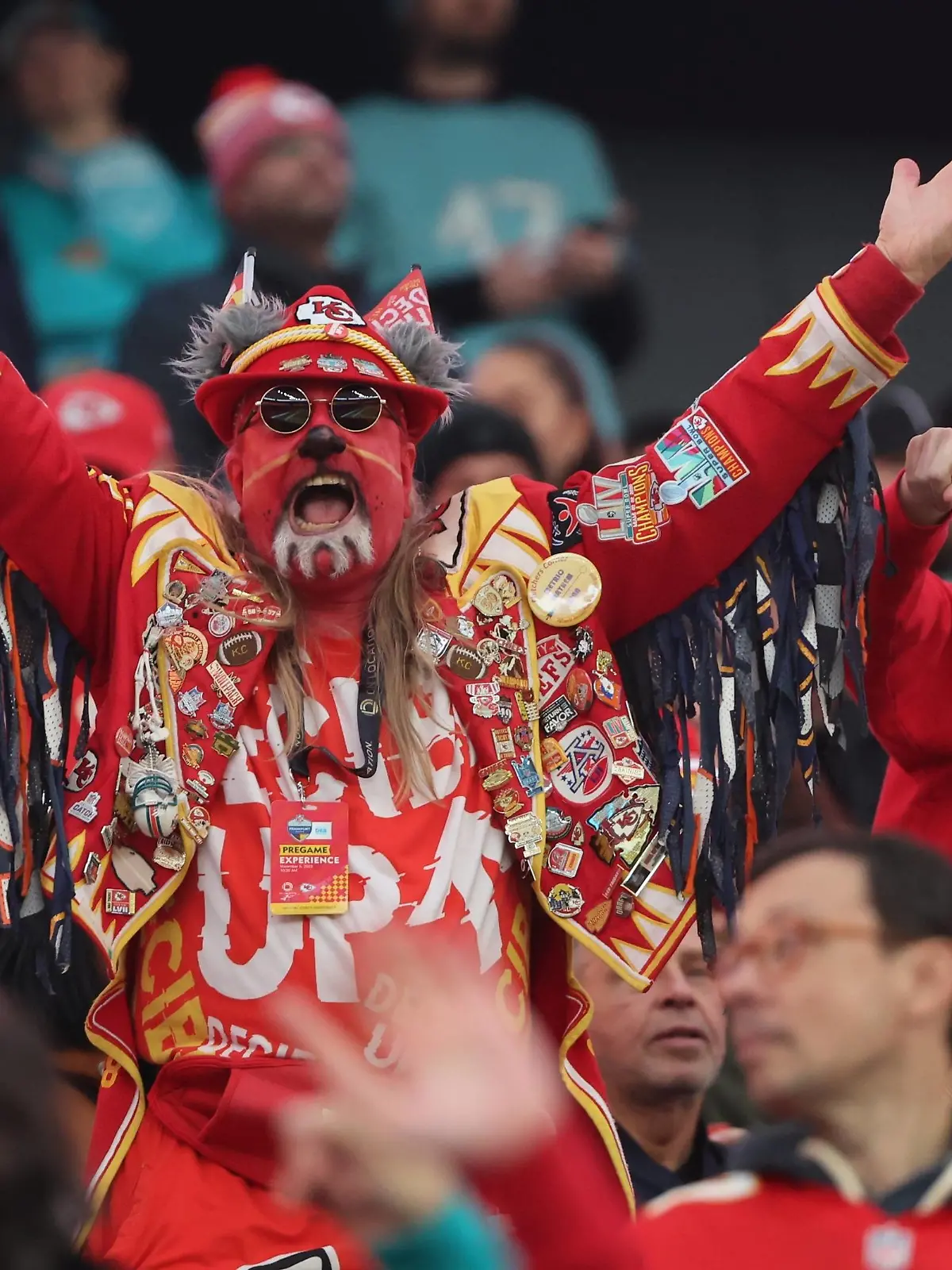 Sport Bilder des Tages Begeisterter Kansas City Chiefs Fan, Kansas City Chiefs - Miami Dolphins , NFL, American Football Herren, USA German Games 2023 Frankfurt, American Football, 05.11.2023, - *** Enthusiastic Kansas City Chiefs fan, Kansas City Chiefs Miami Dolphins , NFL German Games 2023 Frankfurt, American Football, 05 11 2023,