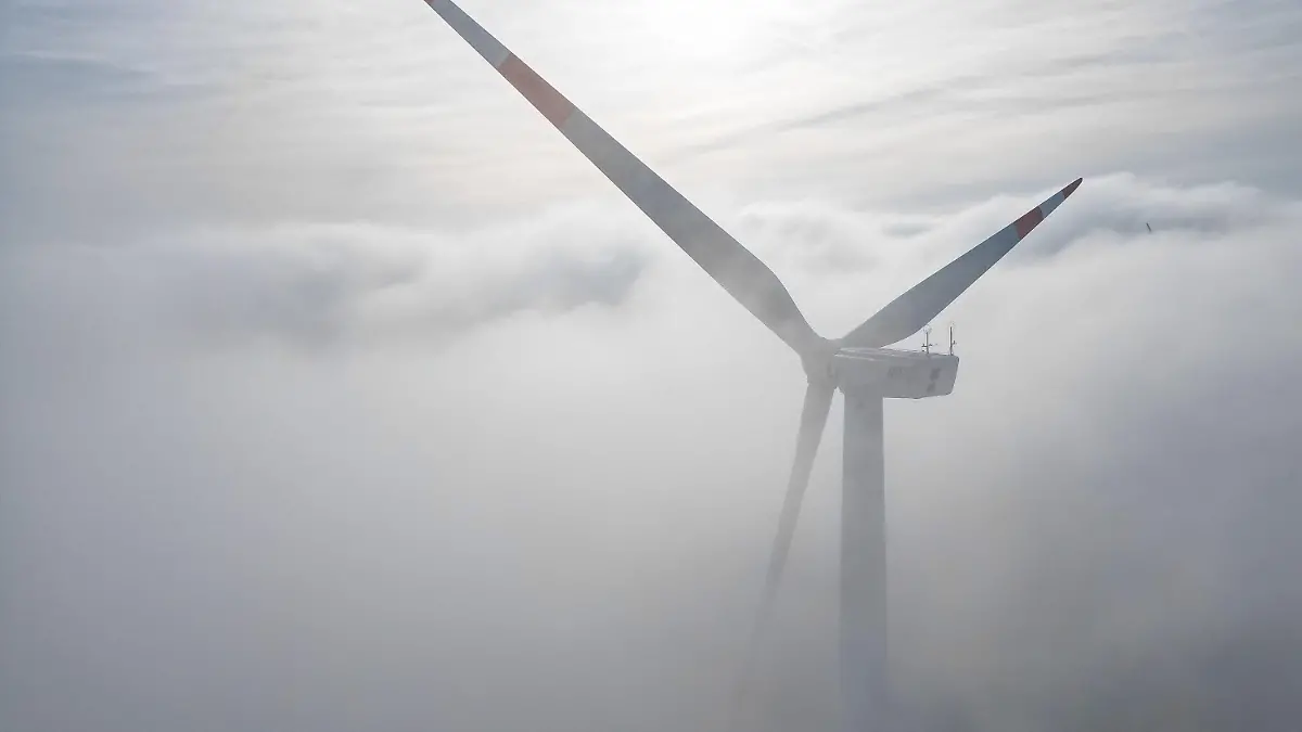 18.10.2023, Sachsen-Anhalt, Querfurt: Die Windräder in einem Windpark westlich von Halle ragen aus dem Morgennebel hervor. Die kommenden Tage und Nächte werden zunehmend kälter, es sollen nur noch einstellige Temperaturen erreicht werden. (Luftaufnahme mit Drohne) Foto: Jan Woitas/dpa +++ dpa-Bildfunk +++