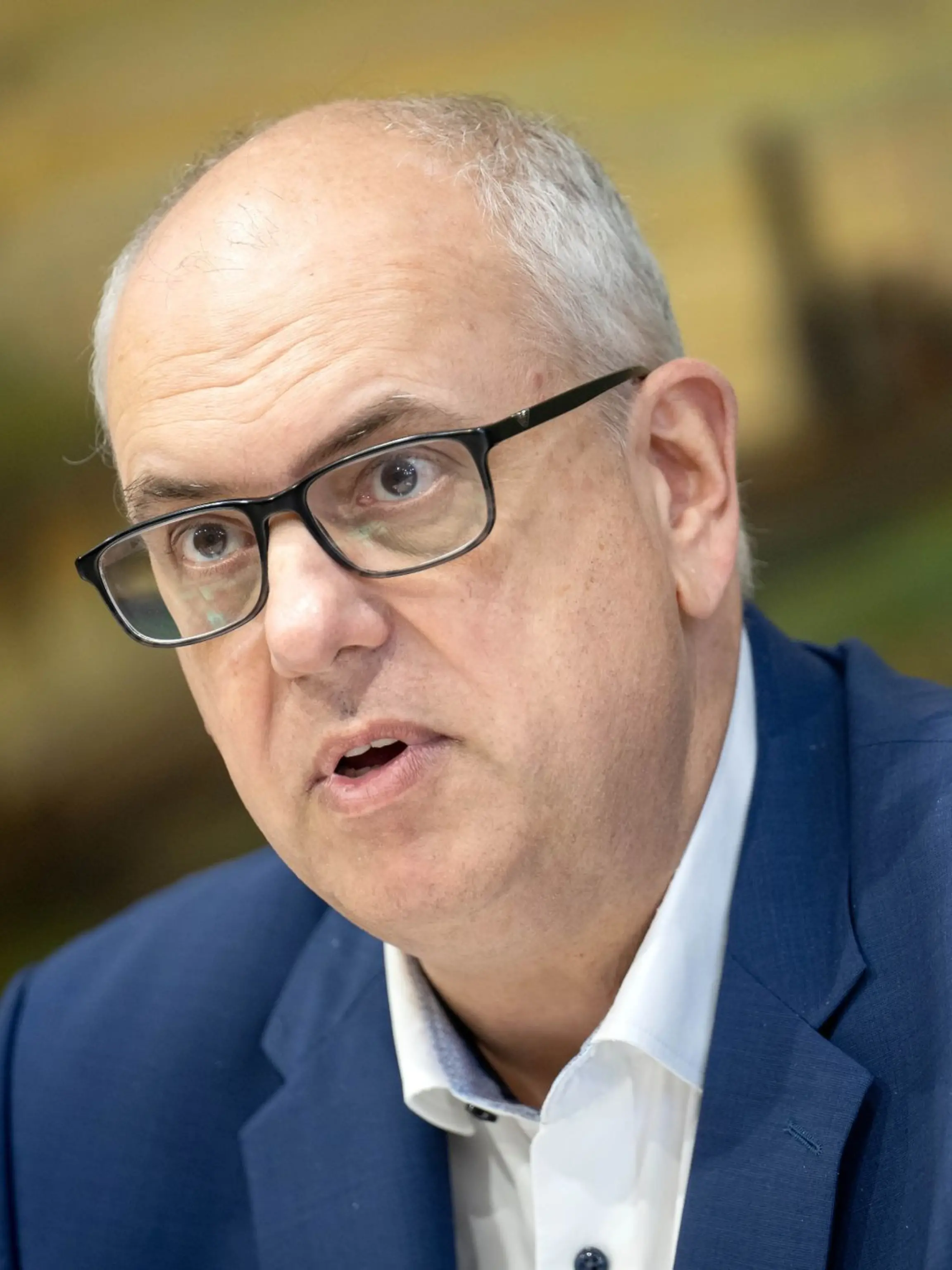 Bremens Regierungschef Andreas Bovenschulte sitzt bei einer Pressekonferenz.