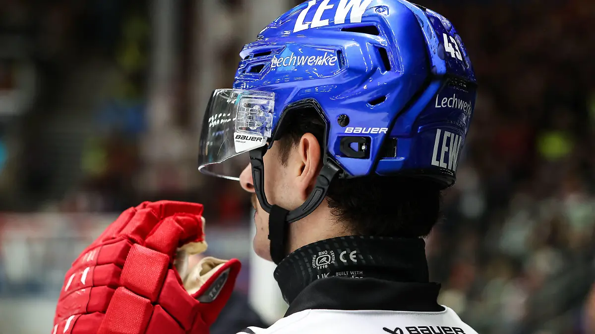 DEL Augsburger Panther - Nuernberg ICE Tigers 05.11.2023 Leon VAN DER LINDE AEV 43 traegt einen Halsschutz von Bauer / Symbolbild / Halsschutz Eishockey *** DEL Augsburger Panther Nuernberg ICE Tigers 05 11 2023 Leon VAN DER LINDE AEV 43 wears a neck protector from Bauer Symbolbild Halsschutz Eishockey Copyright: xBEAUTIFULxSPORTS/Goldbergx