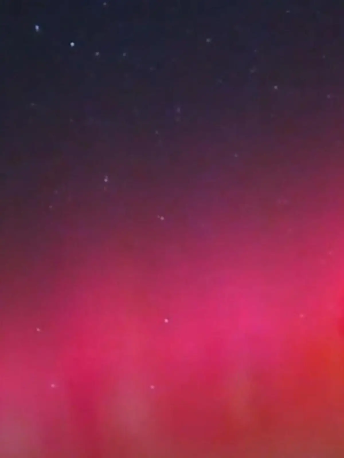 In Europa waren am 5. November vielerorts bunte Lichter am Himmel zu bestaunen - dabei handelte es sich um sogenannte Polarlichter. Wir erklären, was hinter dem spektakulären Phänomen steckt.