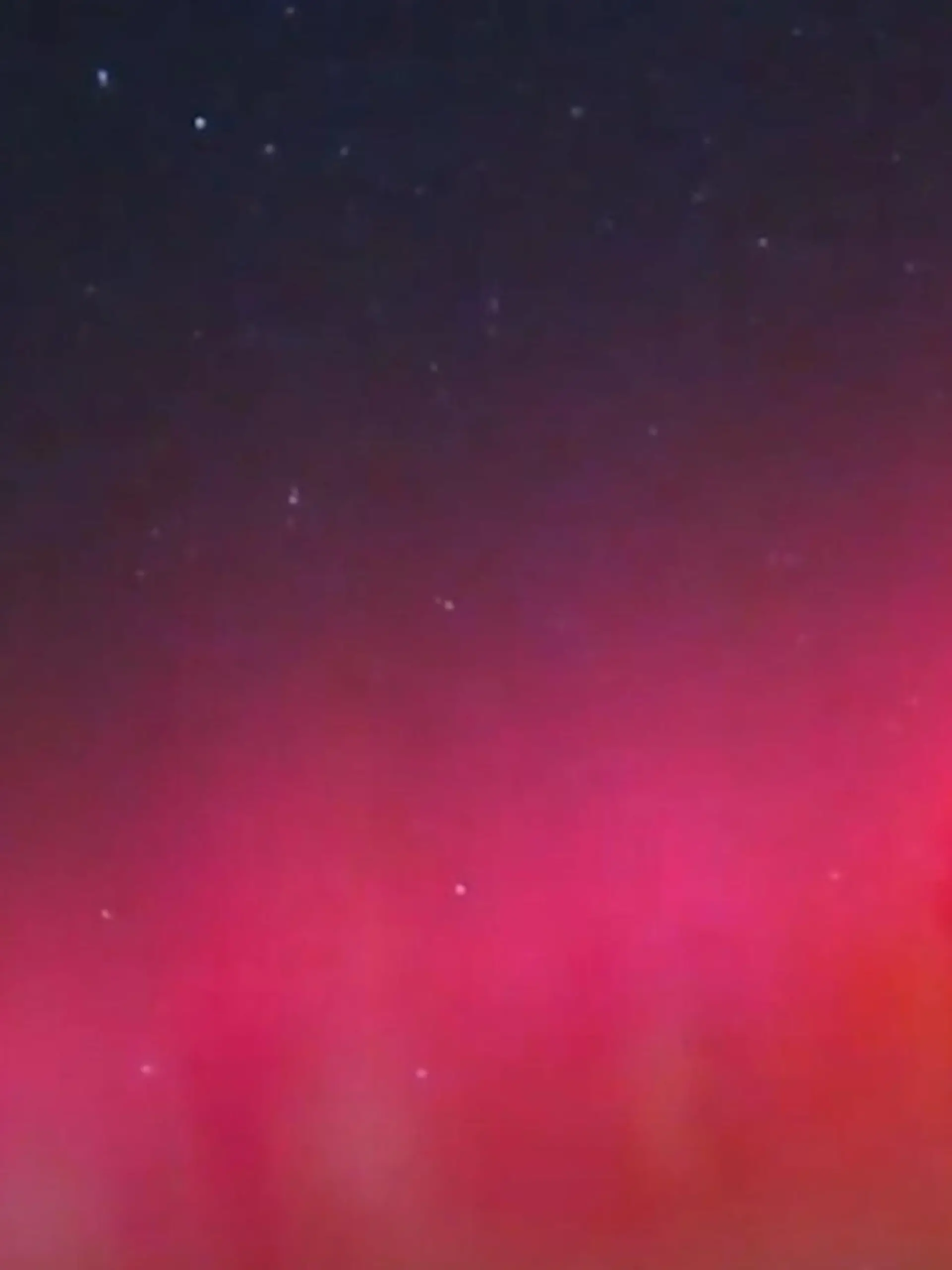In Europa waren am 5. November vielerorts bunte Lichter am Himmel zu bestaunen - dabei handelte es sich um sogenannte Polarlichter. Wir erklären, was hinter dem spektakulären Phänomen steckt.