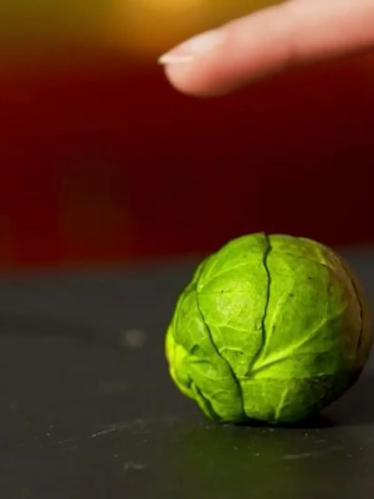 Manche Leute können nicht verstehen, warum Menschen zum Beispiel Austern mögen. Und dann Rosenkohl: Es gibt auch welche, die sagen, Rosenkohl ist das schlimmste Essen überhaupt. Und dann gibt es noch dieses Phänomen: Als Kind hasst man Spinat, als Erwachsener liebt man ihn plötzlich. Warum ist das eigentlich so? Im Video erklärt Prof. Dr. Klaus Dürrschmid, Professor für Lebensmittelsensorik, warum unser Geschmackssinn so tickt und ob und wie man ihn verändern kann.