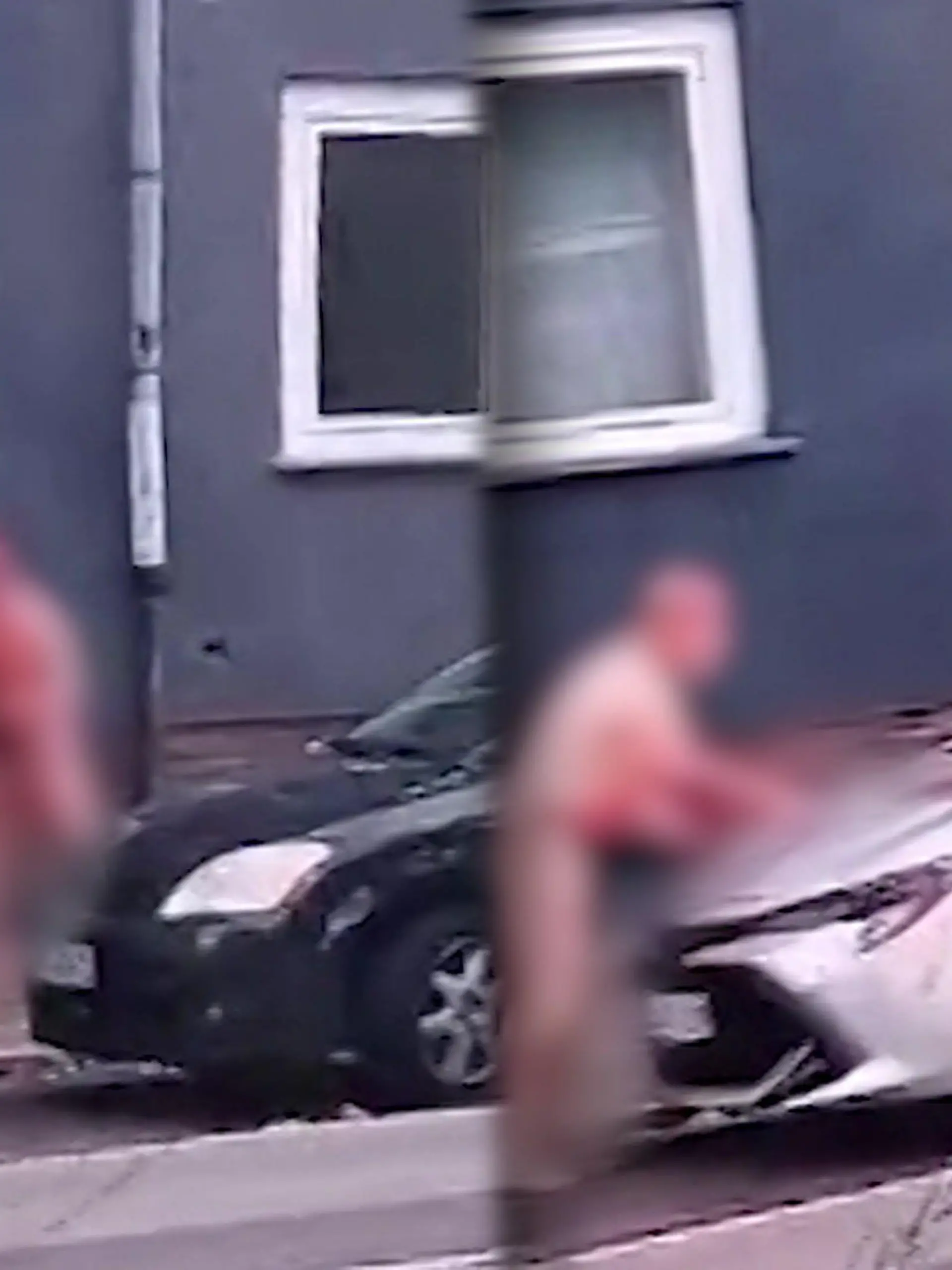 In Recklinghausen eskaliert offenbar ein Streit unter Nachbarn. Einer der Beiden sticht zu. Das Opfer läuft halbnackt um ein Auto, versucht zu entkommen. Ein Anwohner greift mit einem Baseballschläger ein und rettet so dem Mann wahrscheinlich das Leben.