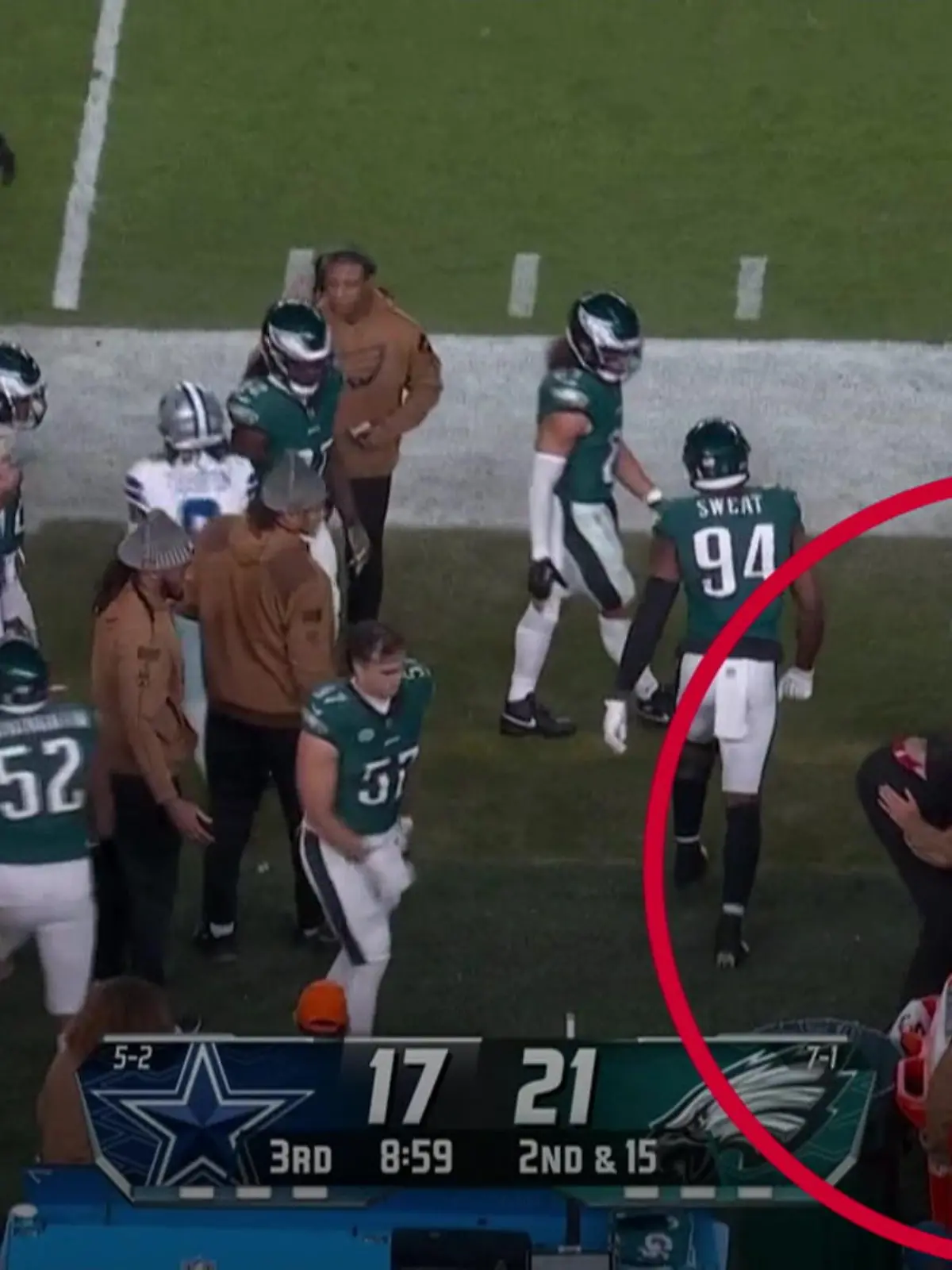 Ist das etwa ein roter String? Im 3. Viertel wurde KaVontae Turpin von den Cowboys ins Aus geschubst und reißt Matt Leo, Defense-Assistent der Eagles, zu Boden. Beim Aufstehen filmen die Kameras seine rote Unterwäsche - und die sieht verdächtig nach einem Tanga aus. Auf den sozialen Medien bricht eine große Diskussion aus. Wir lösen im Video auf.