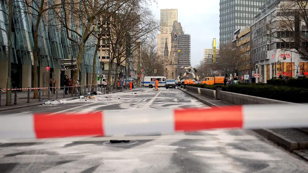 ARCHIV - 01.02.2016, Berlin: Die gesperrte Tauentzienstraße nach einem illegalen Autorennen. Bei dem illegalen Autorennen ist ein Fahrer ums Leben gekommen. Einen Monat nach dem illegalen Autorennen mit einem Toten am Berliner Luxuskaufhaus Kadewe ist einer der Raser wegen des Vorwurfs des Totschlags verhaftet worden. (zu dpa: «Vor der für Donnerstag (1.3.) erwarteten BGH-Entscheidung im Fall von zwei wegen Mordes verurteilten Rasern aus Berlin» vom 27.02.2018) Foto: Britta Pedersen/dpa-Zentralbild/dpa +++ dpa-Bildfunk +++