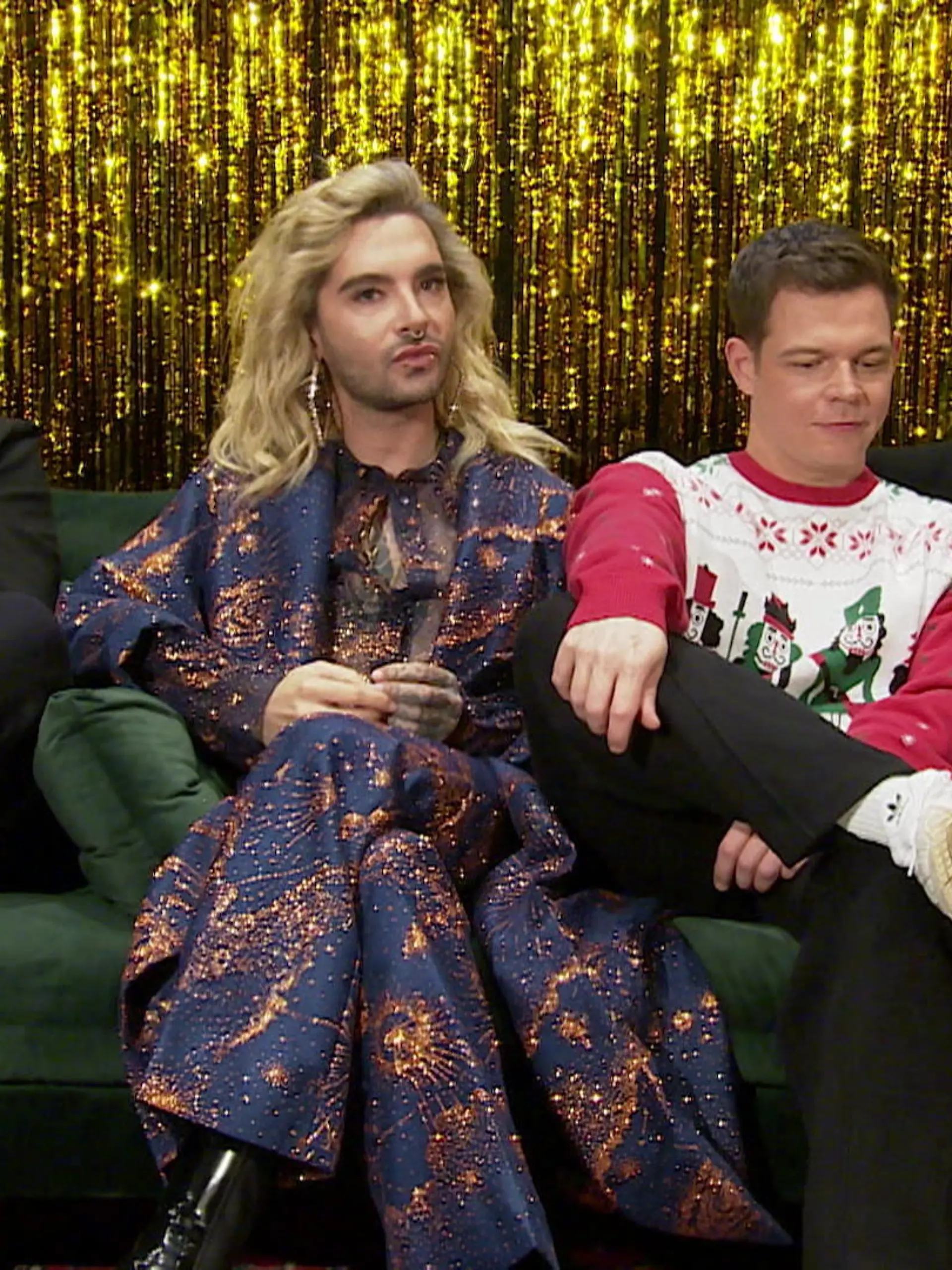 Dieses Jahr erfüllt sich die Band rund um Bill und Tom Kaulitz einen ganz besonderen Wunsch: Ihre erste eigene Weihnachtssingle. „Your Christmas“ soll die Individualität der schönsten Zeit des Jahres widerspiegeln – schließlich feiere jede Person Weihnachten anders. So auch die Kaulitz-Zwillinge selbst, bei denen das Fest dieses Jahr einfach mal vorgezogen wird. Wieso das Bill eigentlich so gar nicht schmeckt und was hinter dem Wirrwarr steckt, erklären sie im Video.