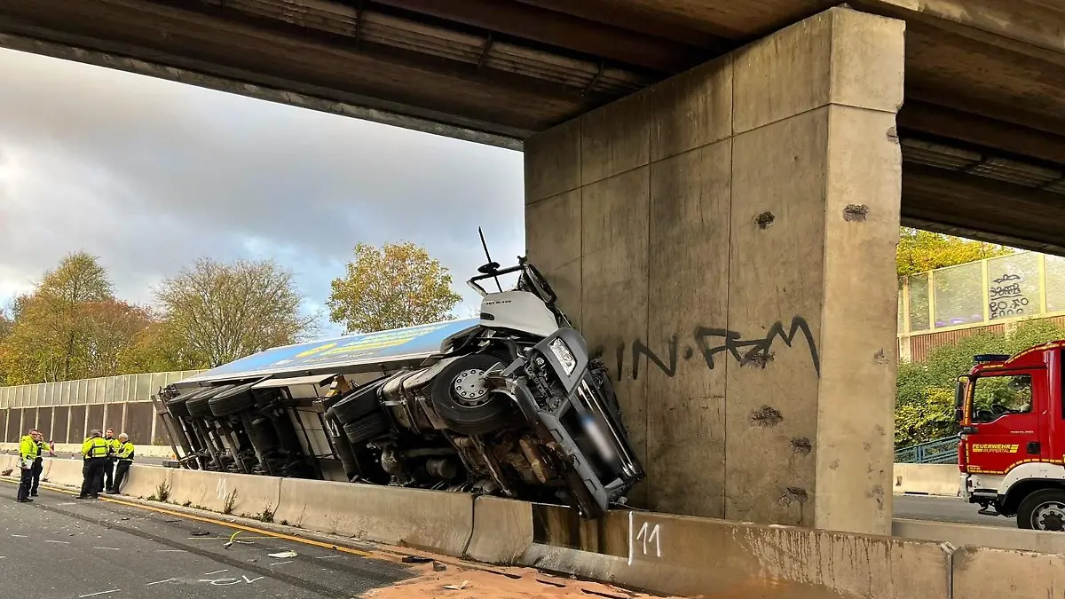02.11.2022, Nordrhein-Westfalen, Wuppertal: Ein Lastwagen steht nach einem schweren Unfall an einem Brückenpfeiler. Ein Lastwagenfahrer ist auf der Autobahn 46 bei Wuppertal gegen einen Brückenpfeiler geprallt und ums Leben gekommen. Die stark befahrene Autobahn zwischen Düsseldorf und Wuppertal blieb mitten im Berufsverkehr stundenlang gesperrt. (zu dpa «Lastwagenfahrer prallt gegen Brückenpfeiler - A46 voll gesperrt») Foto: Gianni Gattus/dpa +++ dpa-Bildfunk +++