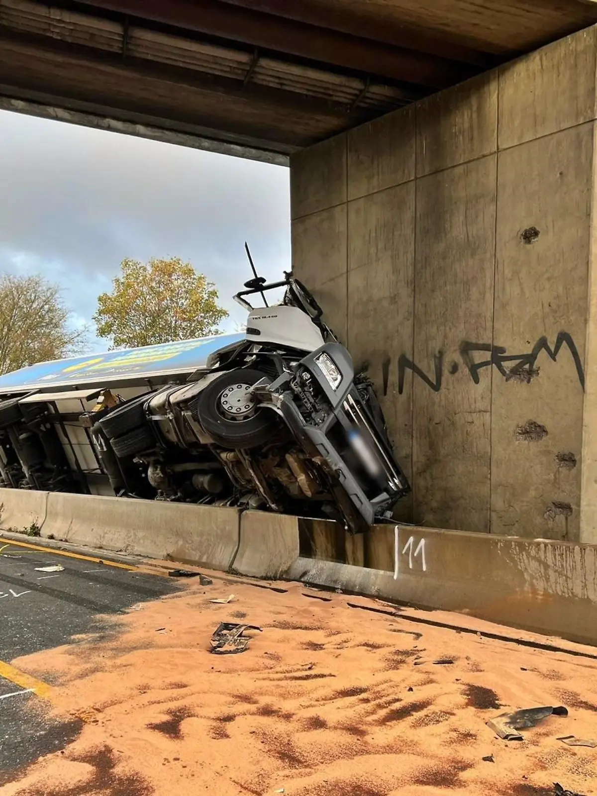 02.11.2022, Nordrhein-Westfalen, Wuppertal: Ein Lastwagen steht nach einem schweren Unfall an einem Brückenpfeiler. Ein Lastwagenfahrer ist auf der Autobahn 46 bei Wuppertal gegen einen Brückenpfeiler geprallt und ums Leben gekommen. Die stark befahrene Autobahn zwischen Düsseldorf und Wuppertal blieb mitten im Berufsverkehr stundenlang gesperrt. (zu dpa «Lastwagenfahrer prallt gegen Brückenpfeiler - A46 voll gesperrt») Foto: Gianni Gattus/dpa +++ dpa-Bildfunk +++
