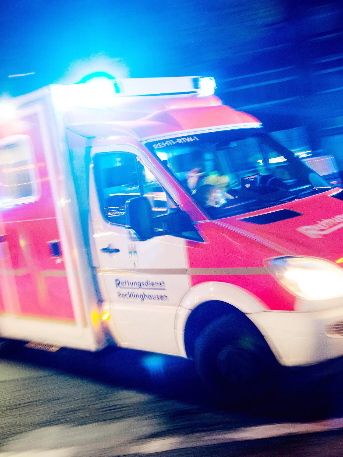 ARCHIV - 17.10.2015, Recklinghausen: Ein Rettungswagen der Feuerwehr fährt mit Blaulicht durch eine Straße (Aufnahme mit langer Belichtungszeit). Um nach einem Krankenhausbesuch nach Hause zu kommen, hat ein 40-Jähriger in einen Rettungswagen gestohlen, der vor dem Remscheider Krankenhaus wartete. Foto: Marcel Kusch/dpa +++ dpa-Bildfunk +++