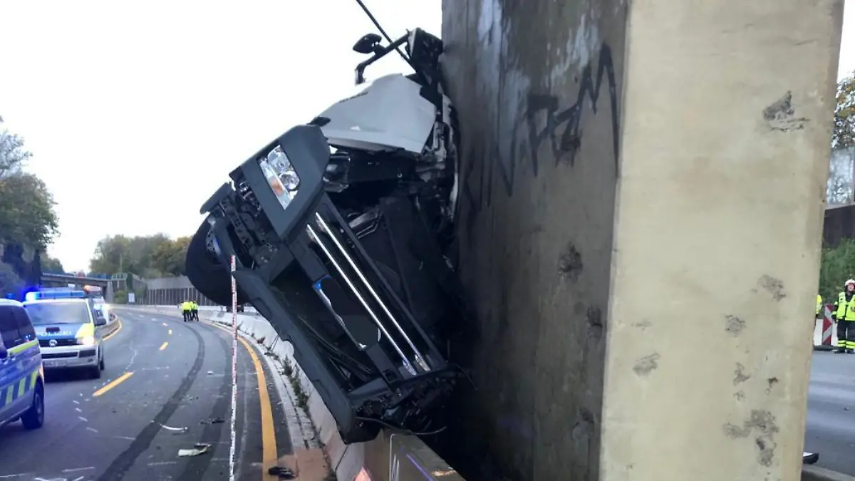 02.11.2022, Nordrhein-Westfalen, Wuppertal: Ein Lastwagen steht nach einem schweren Unfall an einem Brückenpfeiler. Ein Lastwagenfahrer ist auf der Autobahn 46 bei Wuppertal gegen einen Brückenpfeiler geprallt und ums Leben gekommen. Die stark befahrene Autobahn zwischen Düsseldorf und Wuppertal blieb mitten im Berufsverkehr stundenlang gesperrt. (beste verfügbare Qualität) Foto: Gianni Gattus/dpa +++ dpa-Bildfunk +++