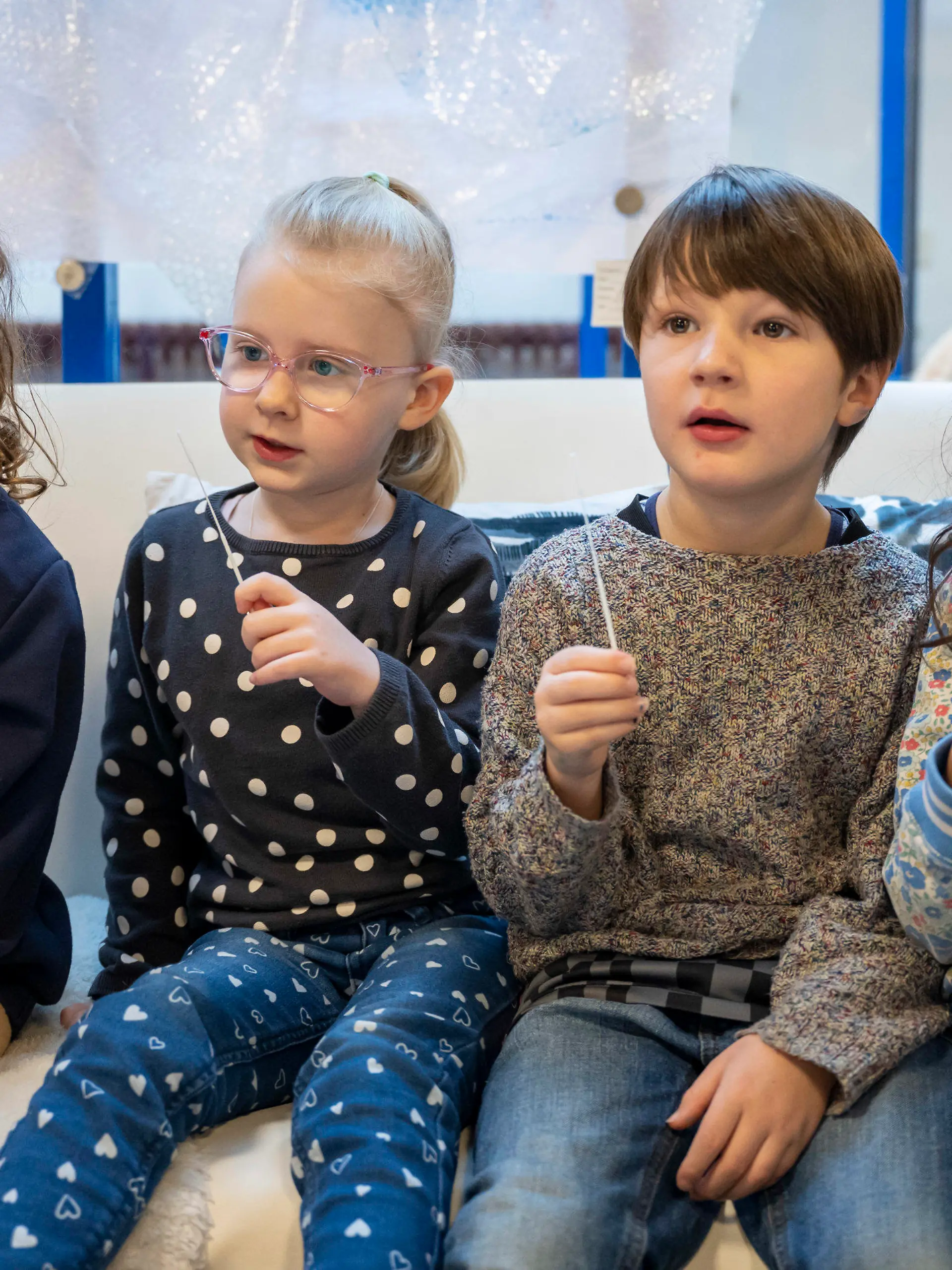 11.01.2022, Bayern, Augsburg: Die Kinder in einer Kindertagesstätte machen am Vormittag eine Corona-Pooltestung (Lollitest), die nun regelmäßig durchgeführt werden soll. Am Montag, 10.01.2022 haben in Bayern die Schulen und auch die meisten Kindertagesstätten wieder geöffnet - mit Änderungen bei den Vorgaben zu Corona-Tests für Krippen- und Kindergartenkinder. Foto: Peter Kneffel/dpa - ACHTUNG: Nur zur redaktionellen Verwendung im Zusammenhang mit einer Berichterstattung über diesen Termin und nur mit vollständiger Nennung des vorstehenden Credits +++ dpa-Bildfunk +++