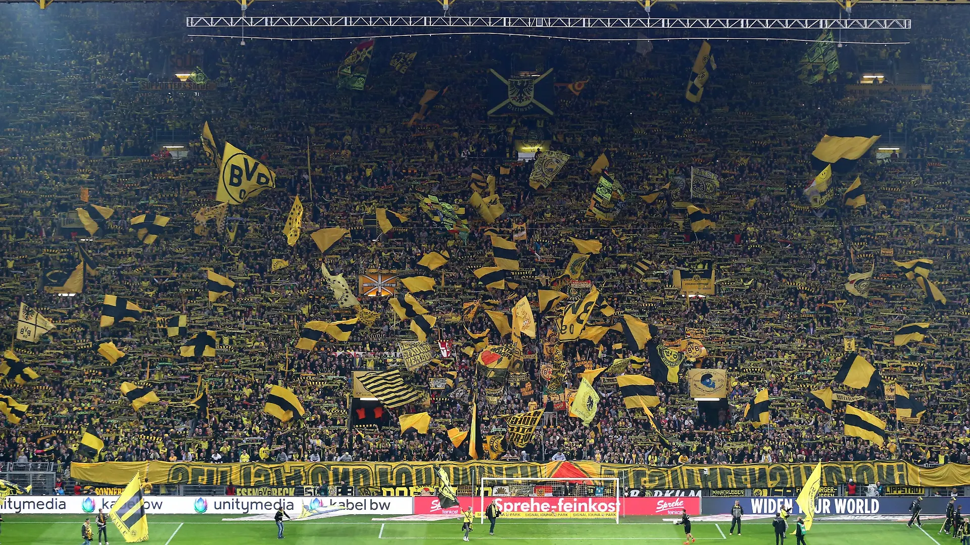 Samstag 05.04.2014, Saison 2013/2014, 1. Bundesliga, 29. Spieltag im Dortmunder Signal Iduna Park, BVB Borussia Dortmund, Fahnen- und Doppelhalterparade zum Lied You ll never walk alone der BVB-FansSaturday 05 04 2014 Season 2013 2014 1 Bundesliga 29 Matchday in Dortmund Signal Iduna Park Borussia Borussia Dortmund Flags and to Song You LL Never Walk Alone the Borussia supporters