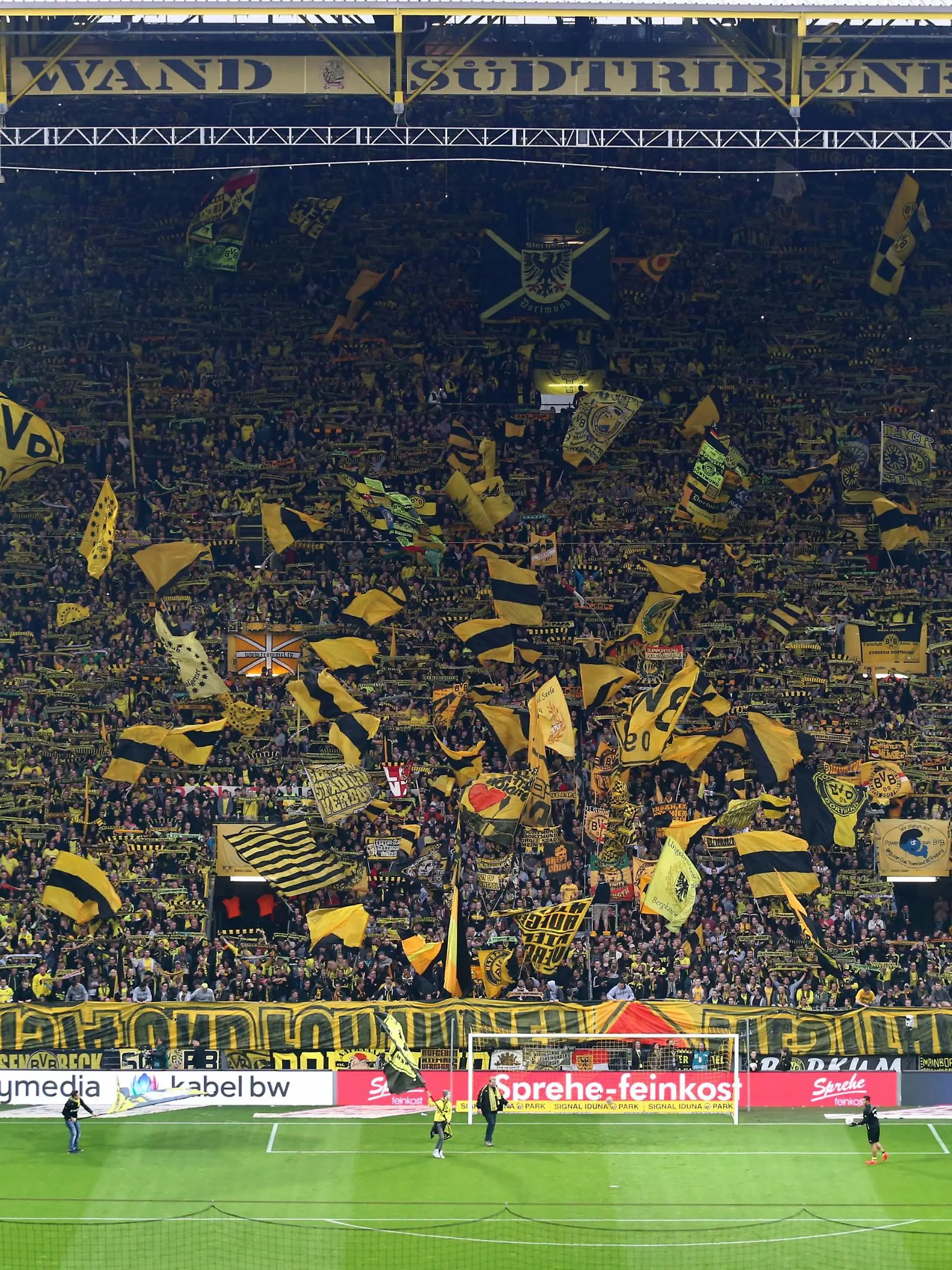 Samstag 05.04.2014, Saison 2013/2014, 1. Bundesliga, 29. Spieltag im Dortmunder Signal Iduna Park, BVB Borussia Dortmund, Fahnen- und Doppelhalterparade zum Lied You ll never walk alone der BVB-FansSaturday 05 04 2014 Season 2013 2014 1 Bundesliga 29 Matchday in Dortmund Signal Iduna Park Borussia Borussia Dortmund Flags and  to Song You LL Never Walk Alone the Borussia supporters