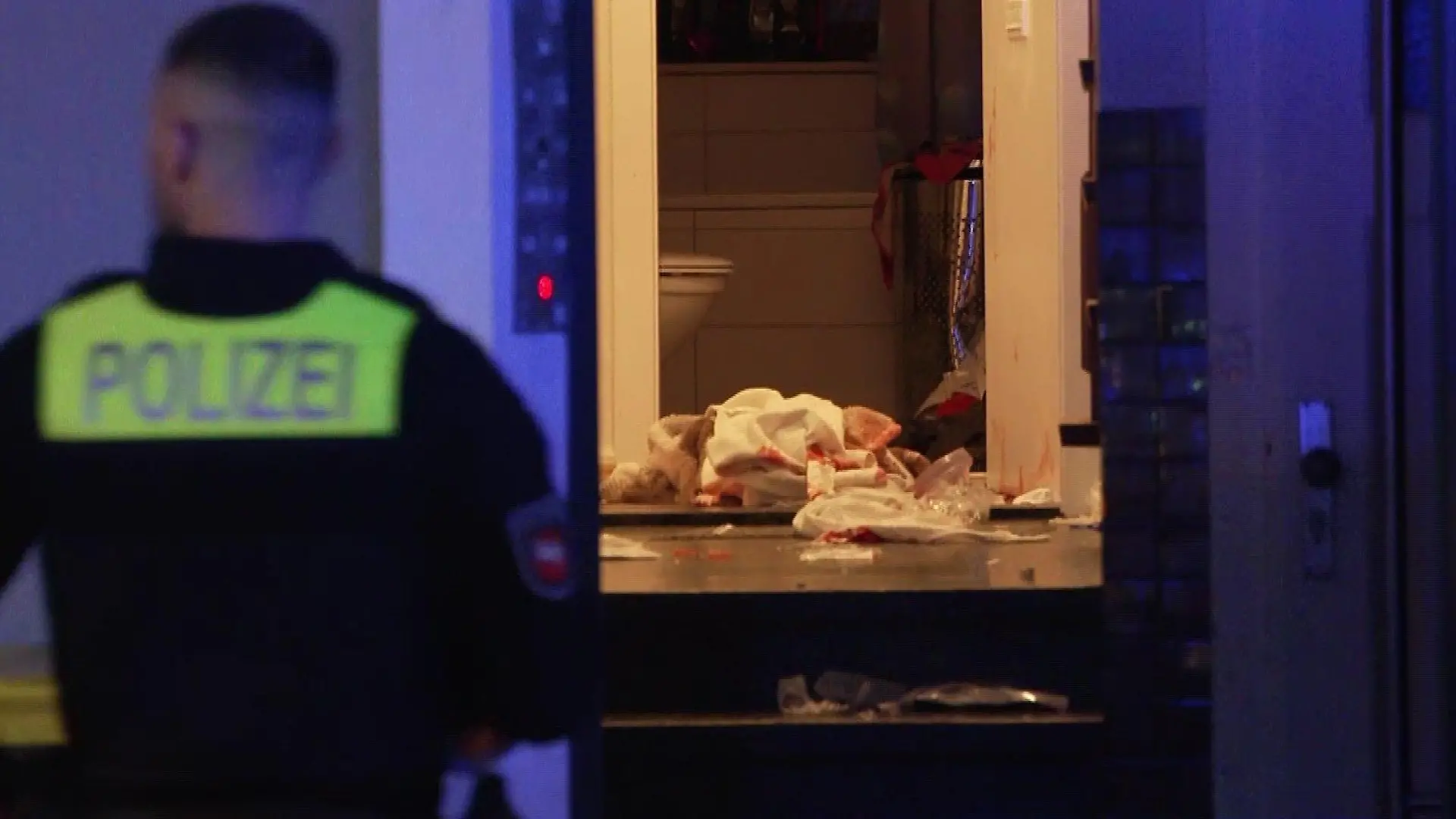 Blutverschmierte Laken liegen in der Wohnung in der die Frau und der Mann die Stichverletzungen erlitten haben.