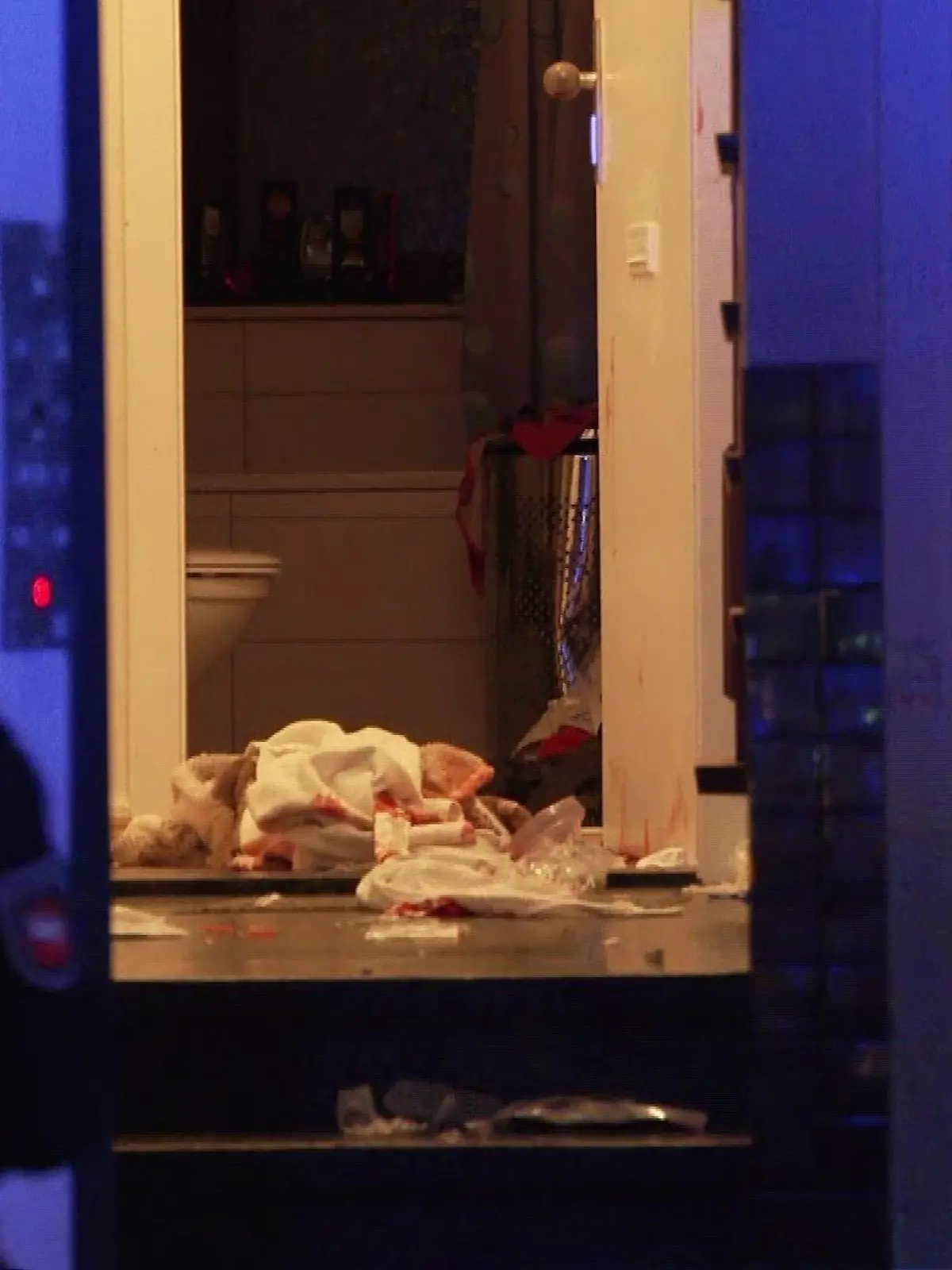Blutverschmierte Laken liegen in der Wohnung in der die Frau und der Mann die Stichverletzungen erlitten haben.
