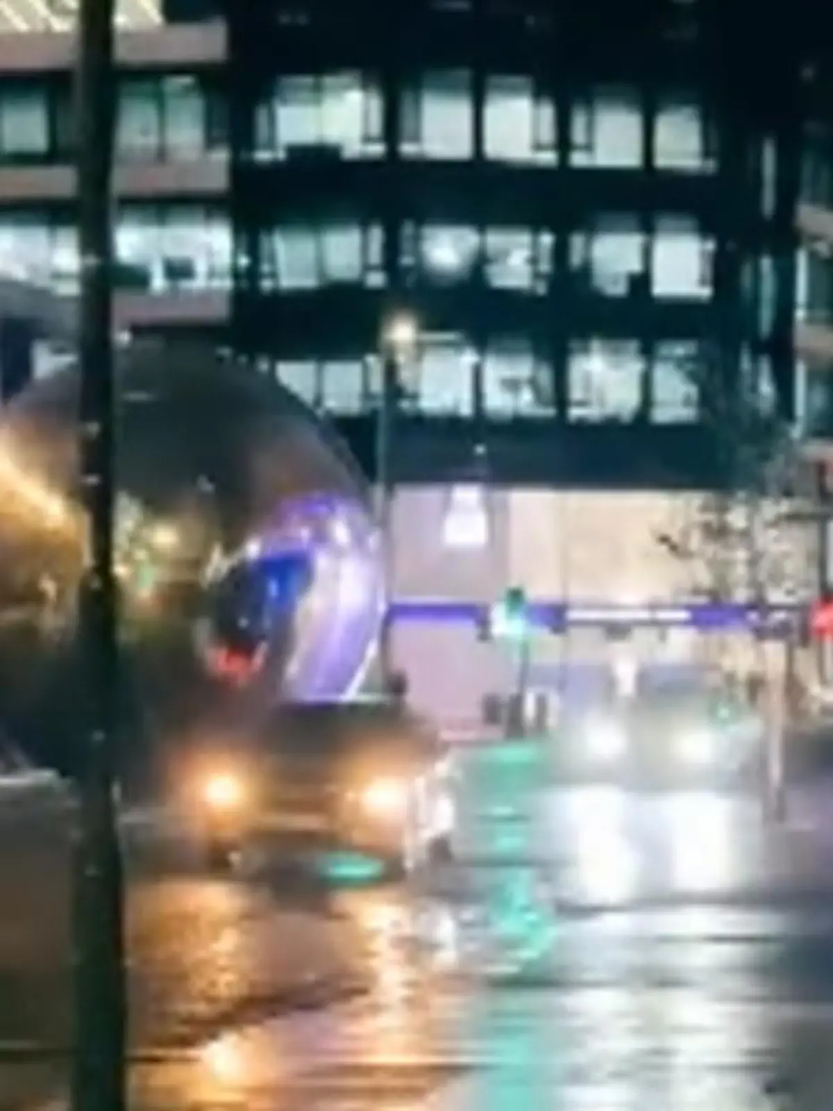 Die hatten definitiv nichts in Londons Straßen zu suchen. Sturm Claudio, der aktuell über Großbritannien fegt, hatte zwei Weihnachtskugeln losgerissen. Diese sorgten auf Tottenham Court Road für Chaos.