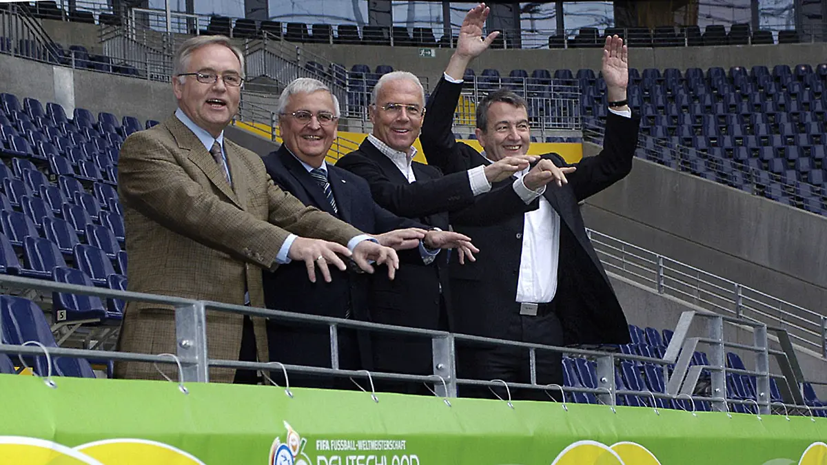 Die Mitglieder des Organisationspräsidiums Horst R. Schmidt (l-r), Theo Zwanziger, Franz Beckenbauer und Wolfgang Niersbach im Frankfurter Waldstadion.