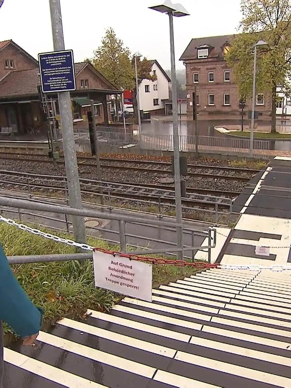 Eine nagelneue Treppe im Odenwald, perfekt, damit Fußgänger und Reisende der Deutschen Bahn gleichermaßen die Gleise überqueren und auf die andere Seite gelangen können. Es gibt nur ein Problem: "Normale" Fußgänger dürfen die Treppe gar nicht nutzen, für sie ist sie gesperrt. Es droht sogar ein Bußgeld!