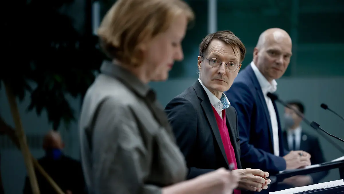 02.11.2022, Berlin: Karl Lauterbach (M, SPD), Bundesminister für Gesundheit, und Lisa Paus (l, Bündnis 90/Die Grünen), Bundesministerin für Familie, Senioren, Frauen und Jugend, bei der Vorstellung der Corona-Kita-Studie zu den Auswirkungen der Corona-Pandemie auf Kinder und Jugendliche. Foto: Carsten Koall/dpa +++ dpa-Bildfunk +++