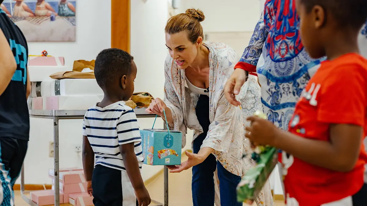 75 % der Bewohner*innen von Frauenhäusern sind Mütter. Um die transgenerationale Weitergabe von Gewalt in der Familie zu unterbrechen, müssen Frauenhäuser spezielle pädagogogische Angebote für Kinder bereitstellen. Projektpatin Annika Lau möchte das Frauenhaus in Bremen dabei unterstützen, denn die Regelfinanzierung deckt solche Projekte nicht ab. Durch die Spenden erhalten bis zu 150 Projekte für bis zu 1500 Kinder eine Förderung. Projektpatin Annika Lau hilft bei ihrem Besuch mit.
Achtung: Bei Veröffentlichung müssen "RTL-Spendenmarathon", bzw. "Stiftung RTL - Wir helfen Kindern" erwähnt werden!! Die Verwendung des sendungsbezogenen Materials ist nur mit dem Hinweis und Verlinkung auf RTL+ gestattet.