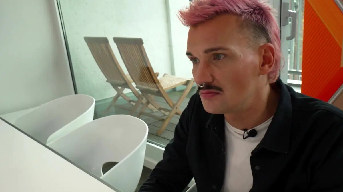 Lars Hellnigk ist gelernter Friseur und möchte zukünftig als Zugbegleiter arbeiten.