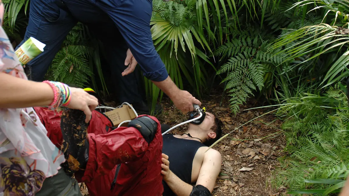 Tag 10 - Dschungelprüfung 10 "Dschungelkloake": Joey Heindle hatte nach der Dschungelprüfung Kreislaufproleme. Dr. Bob und Sonja Zietlow kümmert sich sofort um ihn. # Foto: RTL / Stefan MenneVerwendung der Bilder für Online-Medien ausschließlich mit folgender Verlinkung: "Alle Infos zu "Ich bin ein Star - Holt mich hier raus!" im Special bei RTL.de: http://www.rtl.de/cms/sendungen/ich-bin-ein-star.htmlNUR ZUR EINMALIGEN VERÖFFENTLICHUNG ! KEINE WEITERGABE AN DRITTE ! KEINE VERWENDUNG NACH DEM 10.02.2013 !! KEINE ARCHIVIERUNG !Suchbegriff: Dschungelcamp