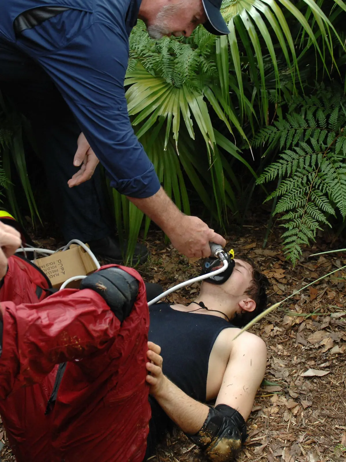 Tag 10 - Dschungelprüfung 10 "Dschungelkloake": Joey Heindle hatte nach der Dschungelprüfung Kreislaufproleme. Dr. Bob und Sonja Zietlow kümmert sich sofort um ihn. # Foto: RTL / Stefan MenneVerwendung der Bilder für Online-Medien ausschließlich mit folgender Verlinkung: "Alle Infos zu "Ich bin ein Star - Holt mich hier raus!" im Special bei RTL.de: http://www.rtl.de/cms/sendungen/ich-bin-ein-star.htmlNUR ZUR EINMALIGEN VERÖFFENTLICHUNG ! KEINE WEITERGABE AN DRITTE ! KEINE VERWENDUNG NACH DEM 10.02.2013 !! KEINE ARCHIVIERUNG !Suchbegriff: Dschungelcamp