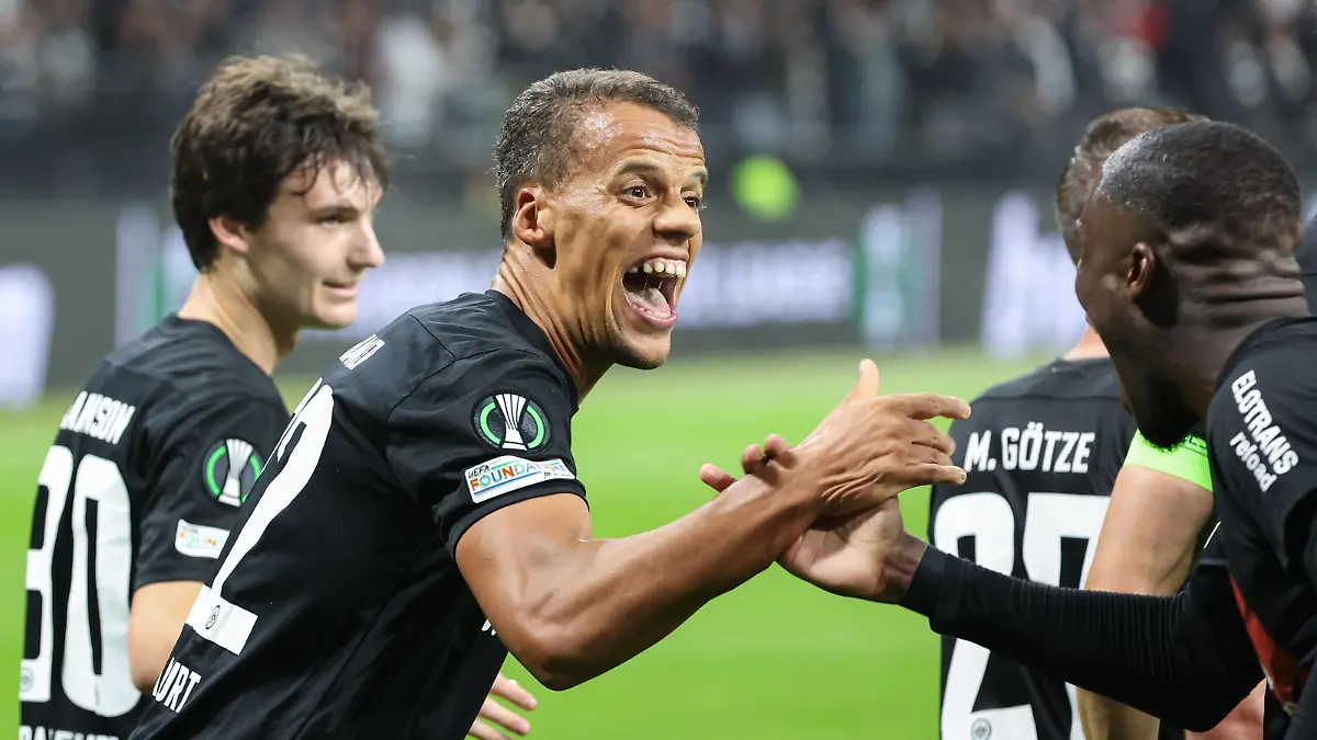 Sport Bilder des Tages Europa-Conference-League-Qualifikation - Eintracht Frankfurt - HJK Helsinki am 26.10.2023 im Deutsche Bank Park in Frankfurt Timothy Chandler Frankfurt 22 freut sich mit Niels Nkounkou Frankfurt 29 über seinen Assist zum Tor zum 6 zu 0 *** Europa Conference League Qualifier Eintracht Frankfurt HJK Helsinki on 26 10 2023 at Deutsche Bank Park in Frankfurt Timothy Chandler Frankfurt 22 is happy with Niels Nkounkou Frankfurt 29 about his assist for the goal to 6 to 0 MH