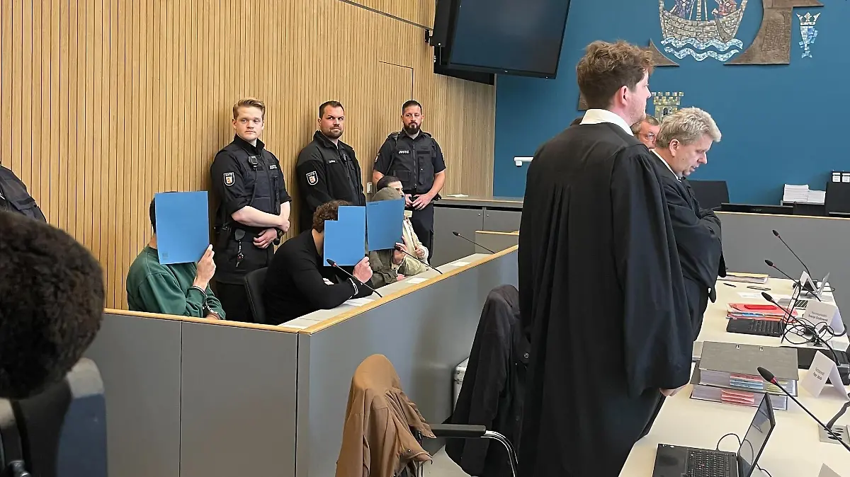 Vier Männer sind angeklagt, einen Geldtransporter in der Lagerhalle einer Bäckerei in Lübeck überfallen zu haben.