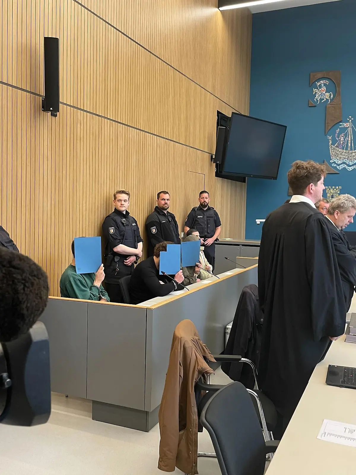 Vier Männer sind angeklagt, einen Geldtransporter in der Lagerhalle einer Bäckerei in Lübeck überfallen zu haben.