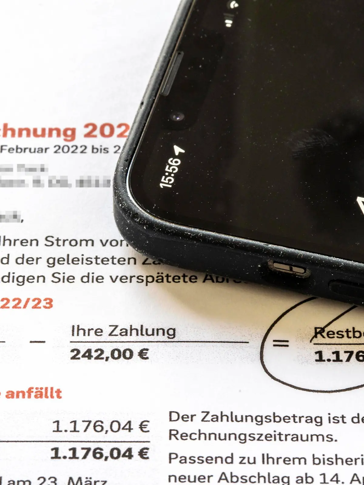 Symbolbild Stromrechnung, Abrechnung eines Stromanbieters, Nachzahlung durch gestiegene Energiekosten und auch Verbrauch von Strom, Stromrechnung *** Symbol image electricity bill, billing of an electricity provider, additional payment due to increased energy costs and also consumption of electricity, electricity bill