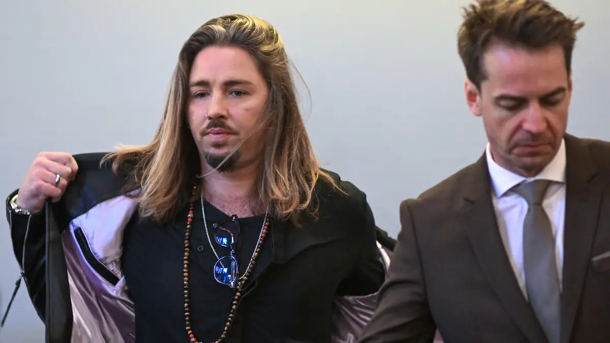08.11.2023, Sachsen, Leipzig: Der deutsche Rockmusiker Gil Ofarim (l) steht im Saal des Landgerichts in Leipzig neben seinem Rechtsanwalt Alexander Stevens. Hier läuft der Prozess gegen Ofarim wegen falscher Verdächtigung und Verleumdung. Der Musiker hatte im Oktober 2021 in einem Video Antisemitismus-Vorwürfe gegen ein Leipziger Hotel erhoben. Nach Einschätzung der Staatsanwaltschaft Leipzig hat sich der Vorfall aber nicht so zugetragen. Foto: Hendrik Schmidt/dpa +++ dpa-Bildfunk +++